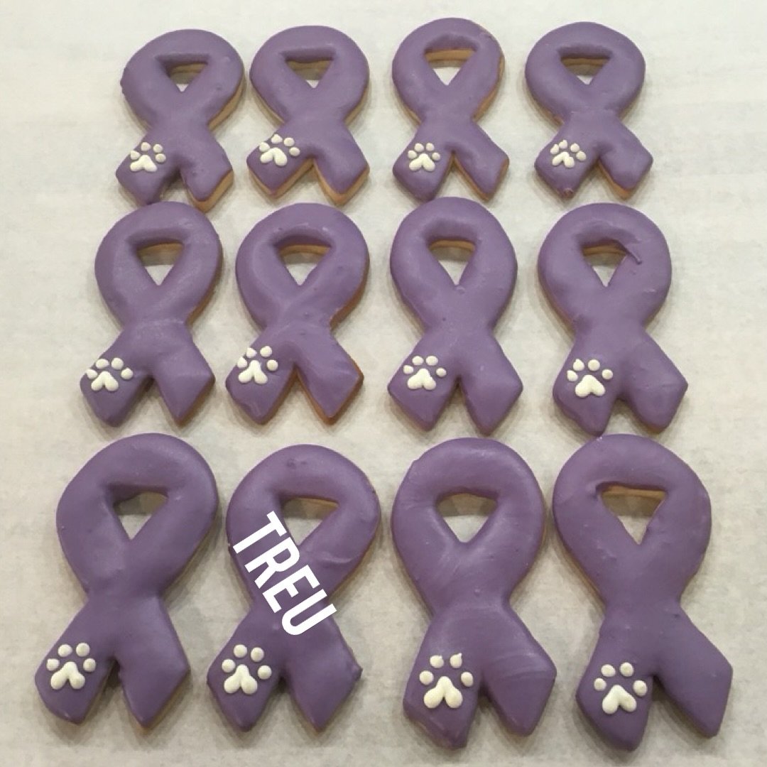 💜 Cookies for a cause 💜 Join us the rest of November in helping pups with cancer. For every cookie purchased we donate $1 to @dogslifeorg and we  will personalize your cookie for FREE to memorialize a pet lost to cancer. Dog&rsquo;s Life help fund 