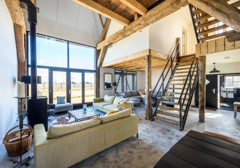 toplocatie-verhuur-accommodatie-zeeland-beach-barn-modern-interieur.jpg