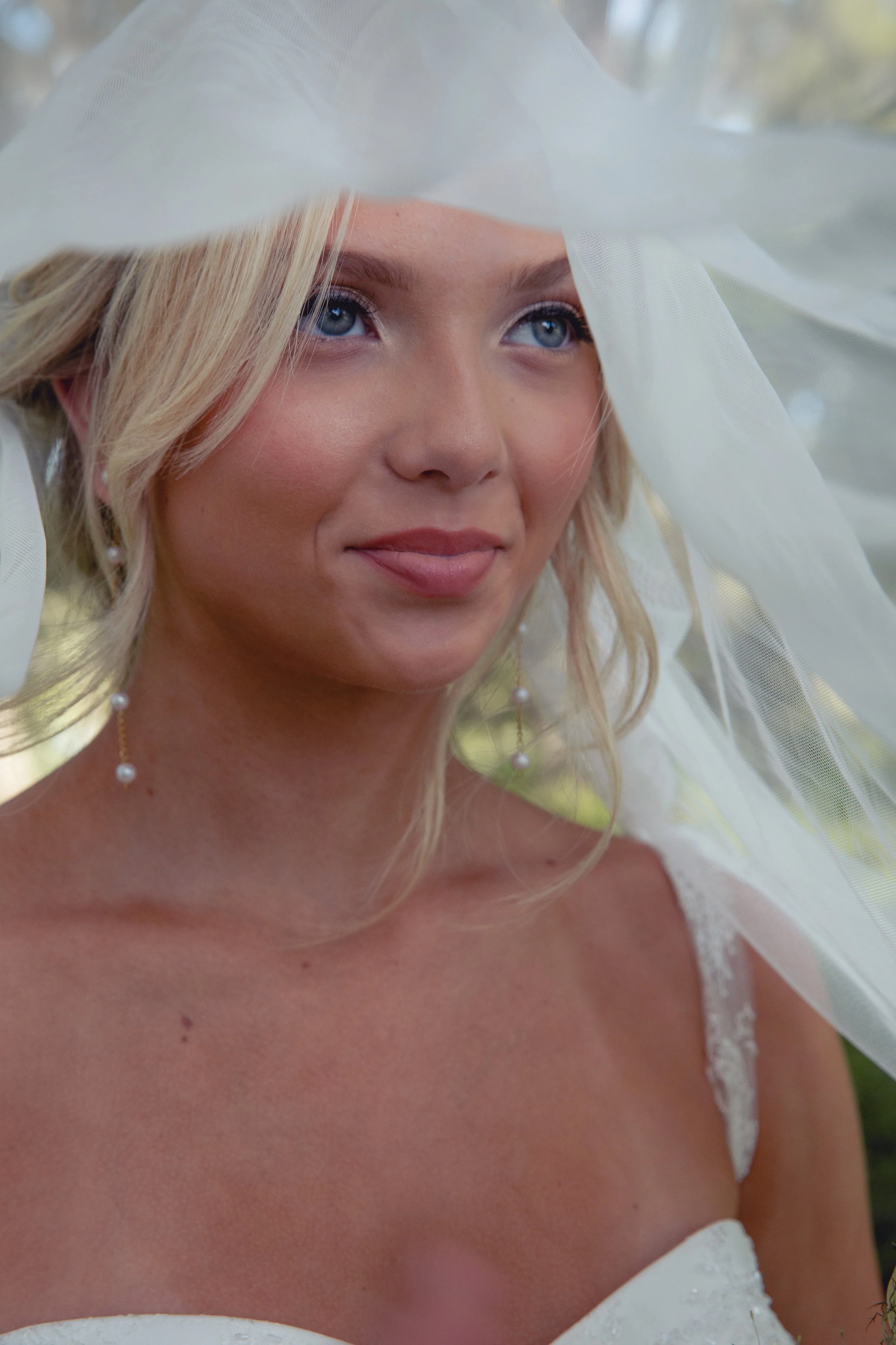 bride under veil 