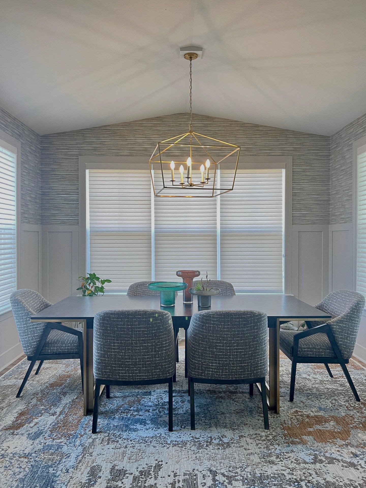 successful installation ✔️🔨

&bull; kitchen table: @canadel_official 
&bull; counter stools: @canadel_official 
&bull; rug: @kalatyrug 
&bull; accessories: @arteriorshome 
&bull; designer: @manishadesigns 

are you ready to work on your next project