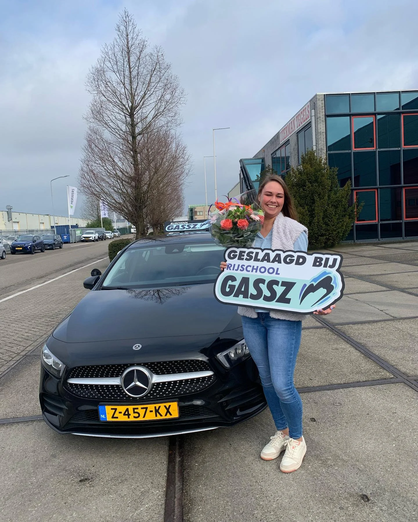 Van harte gefeliciteerd Angelique in 1 keer geslaagd!🚗 Ik heb zo gelachen met je, bedankt voor de leuke momenten Tanja😂 En veel rijplezier en ik zie je vast wel rijden op de weg! 🥳 Topper! 

Rijbewijs halen? Haal het bij Rijschool Gassz

Met leuke