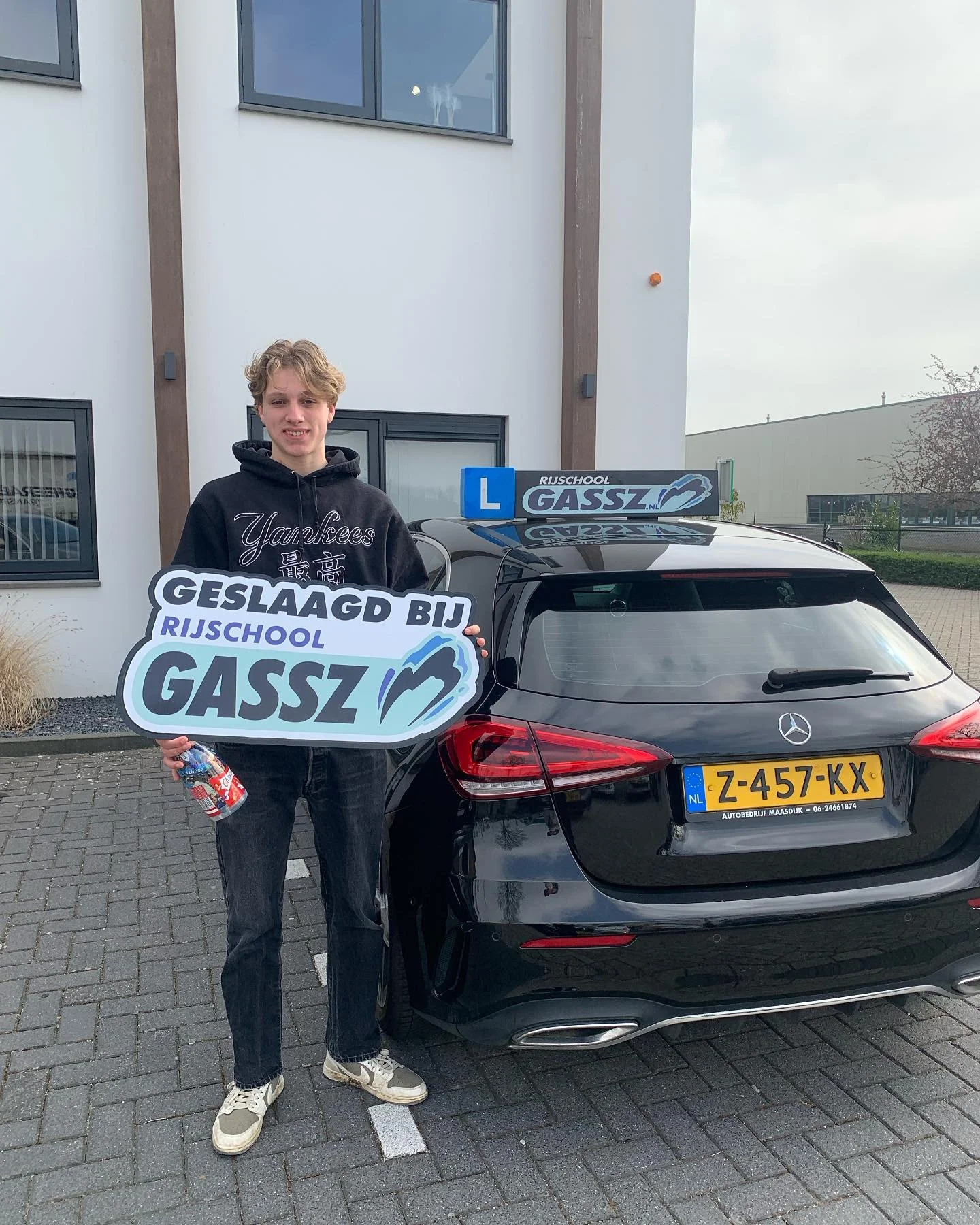 Van harte gefeliciteerd Nick met in 1 keer behalen van je rijbewijs. Examenrit ging helemaal prima🤩 Ben hartstikke trots op je en bedankt voor de leuke lessen😌Veel succes met je opleiding en zie je vast wel eens rijden! 😌🚗 Nu snel je pasje halen 
