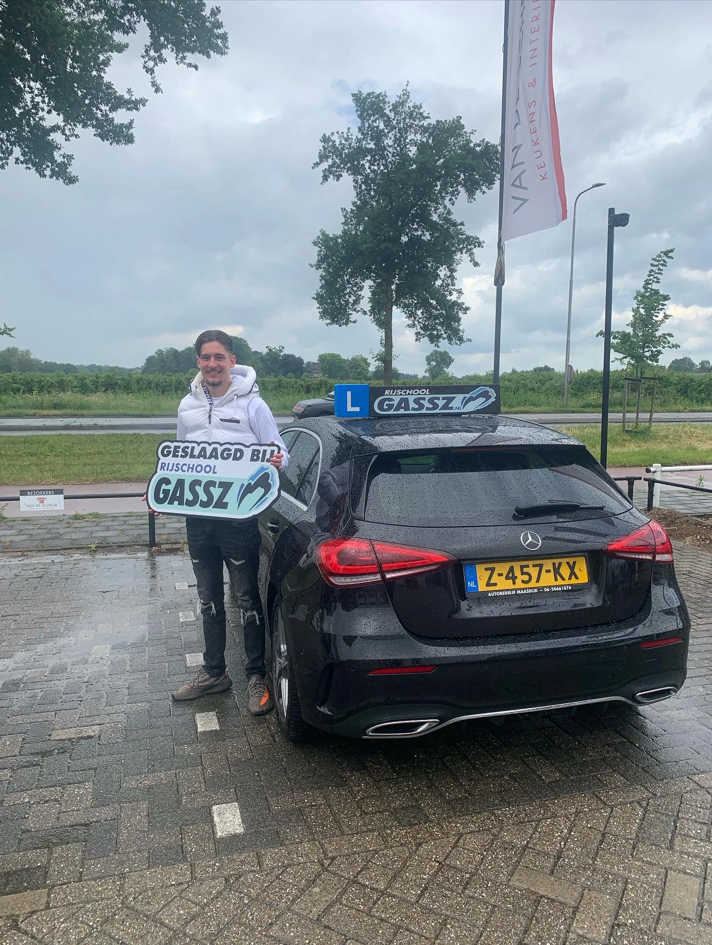 Sem, van harte gefeliciteerd met je rijbewijs! In &eacute;&eacute;n keer geslaagd, topprestatie! 🎉 Bedankt voor alle leuke lessen! Nu snel dat roze pasje scoren en genieten van alle ritjes &ndash; veel rijplezier! 🚗💨

Rijbewijs halen? Haal het bij