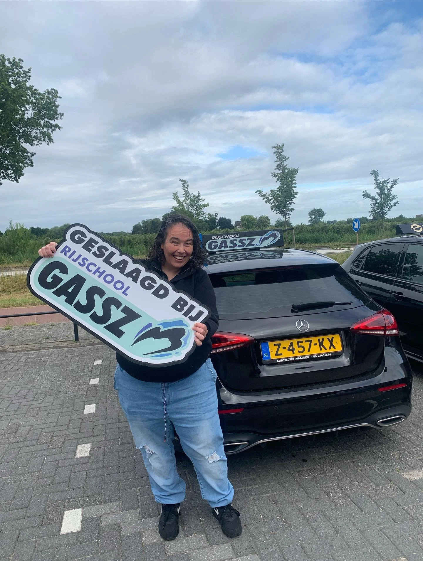 Van harte gefeliciteerd met het behalen van je rijbewijs Suzanne!! Je was erg zenuwachtig, maar de rit ging heel goed🤩 Goed gedaan! Bedankt voor de leuke lessen. Op naar de gemeente je pasje halen en wij wensen je veel rij plezier🚗🥳

Rijbewijs hal