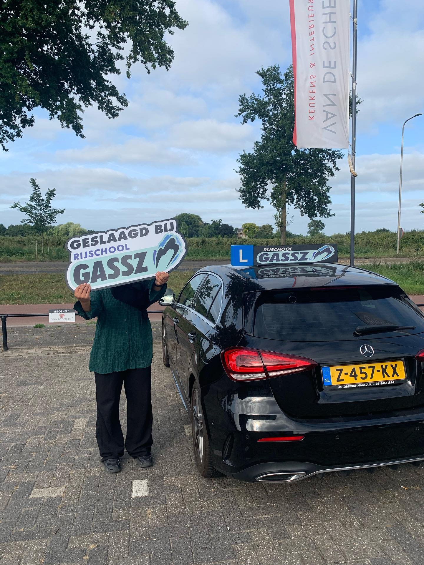 Gefeliciteerd!! In 1 keer je rijbewijs gehaald!🤩 Afnan, je hebt zo hard ervoor gewerkt. Ben zo trots🤩 Spannende rit, maar je hebt zo keurig gehandeld!! Bedankt voor alle leuke lessen!! Veel rijplezier 🚗 !!

Rijbewijs halen? Haal het bij Rijschool 