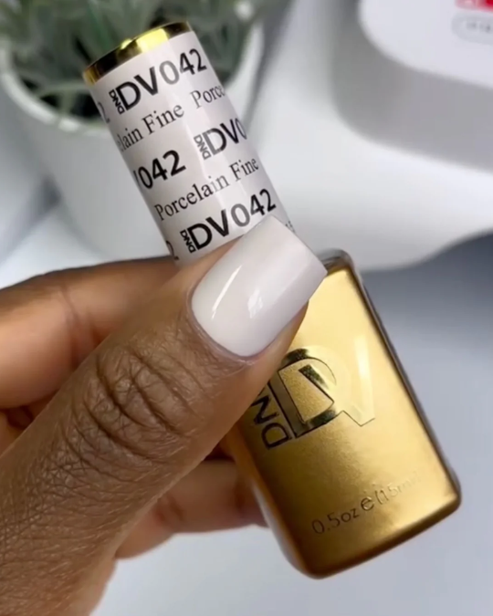 DV #042 Porcelain Fine (soft neutral cream)