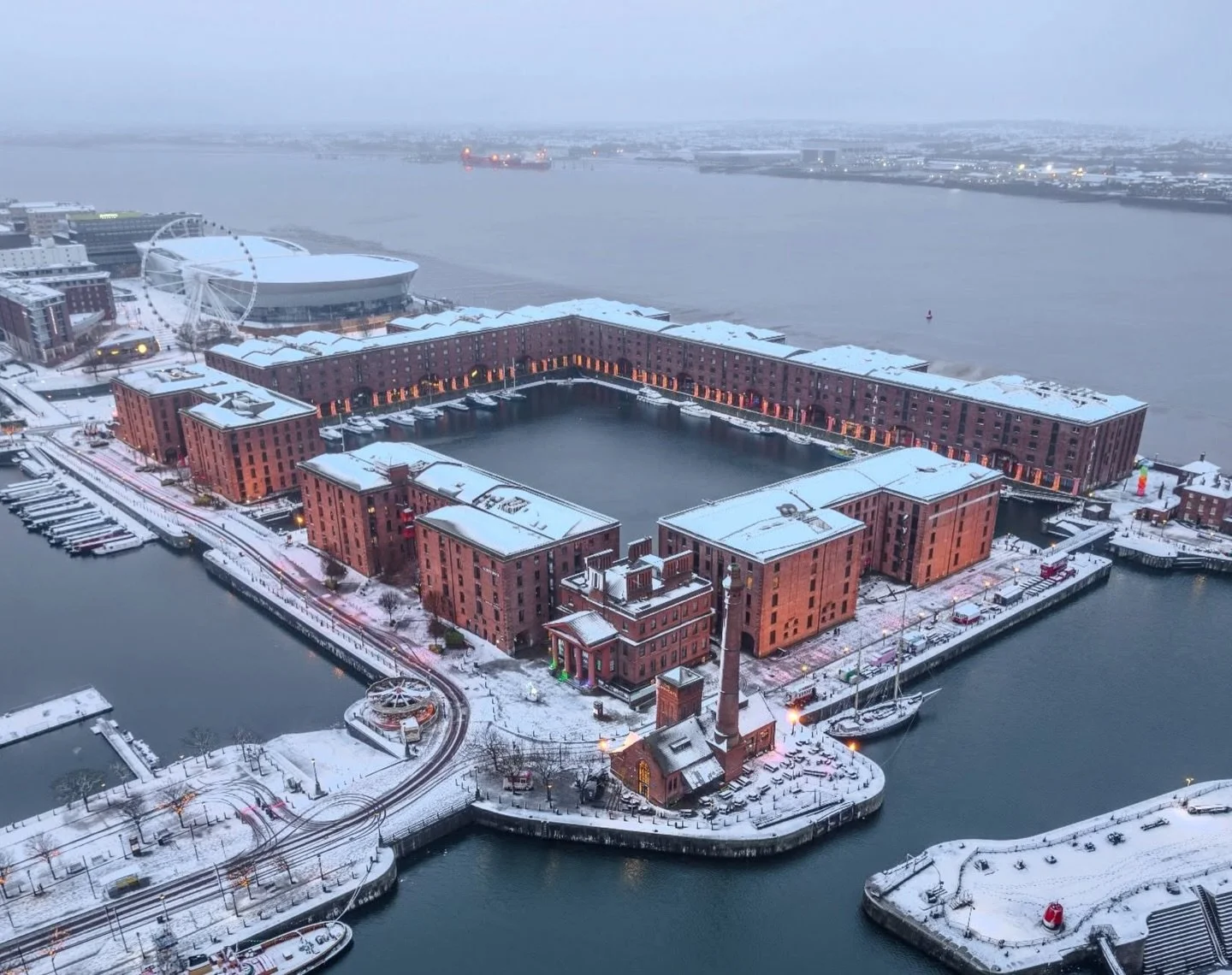How magical does the dock look when it snows? ❄️😍

Come visit us for our signature hot chocolates or a coffee to warm you up as you stroll along the docks.

Open till 6pm mid week 

📸@dronecapturemoments

#franciesfoccacia #franciesliverpool #liver