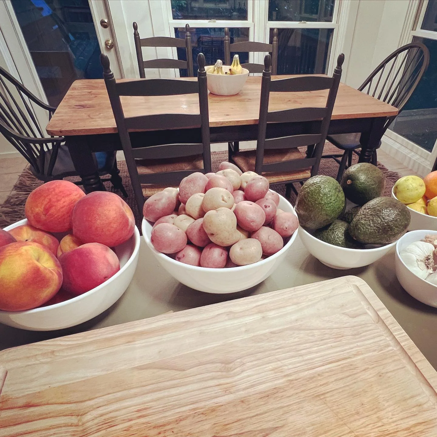 F R E S H | This kitchen is ready for some cooking! Fresh fruits and veggies from @whistlestop_market never disappoint!
