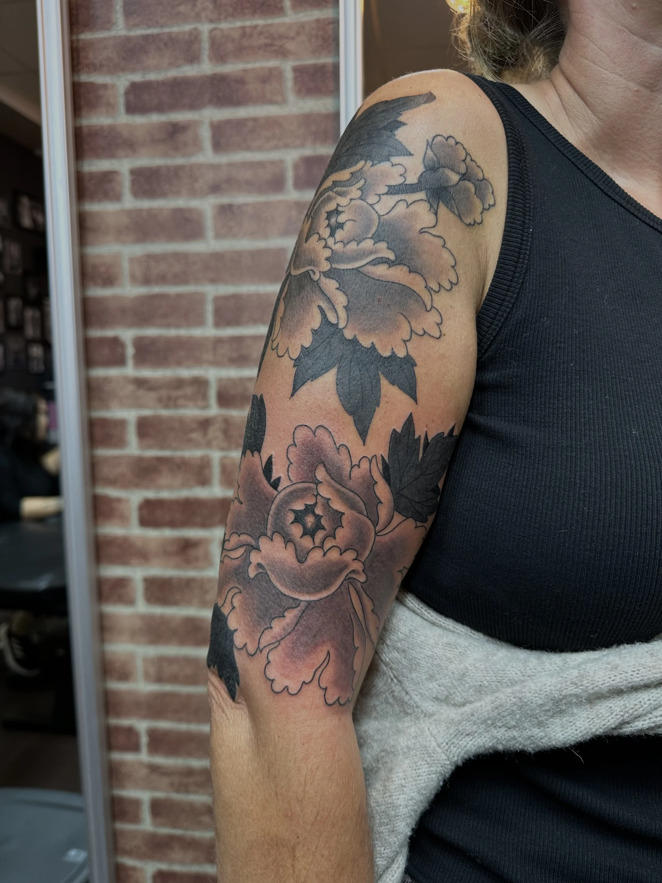 Media manga tattoo japonés de peonías en blanco y negro hecho en Castellón Valencia 