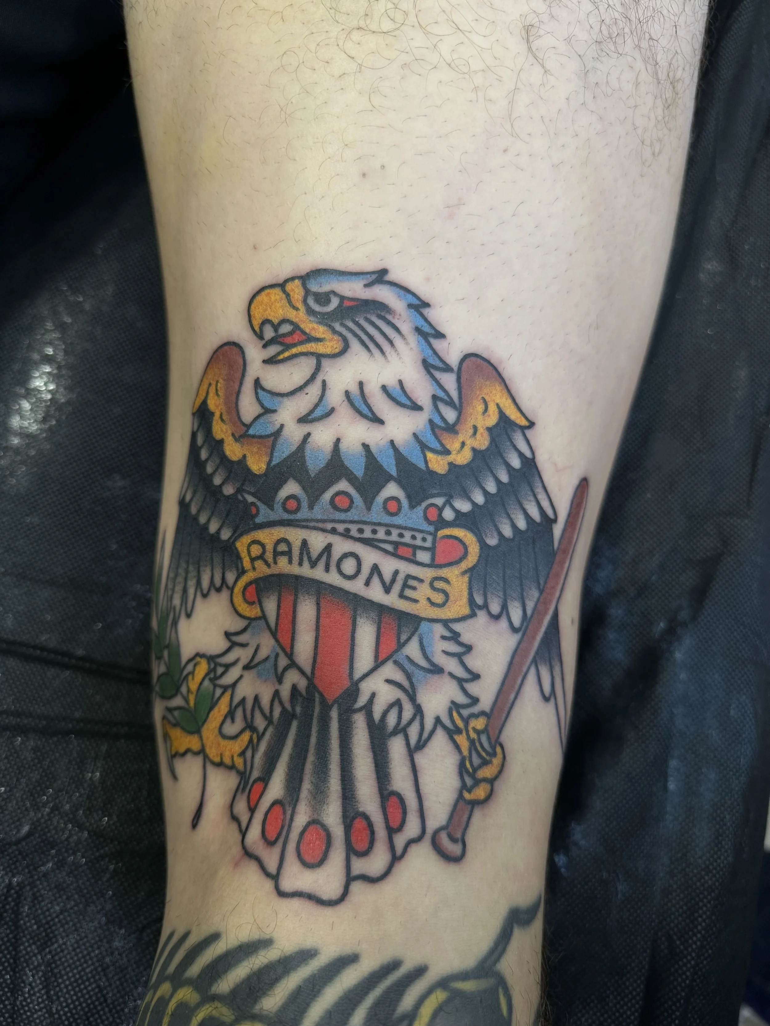 Tattoo tradicional con el logo de Ramones la banda de Punk rock and roll hecho en Castellón