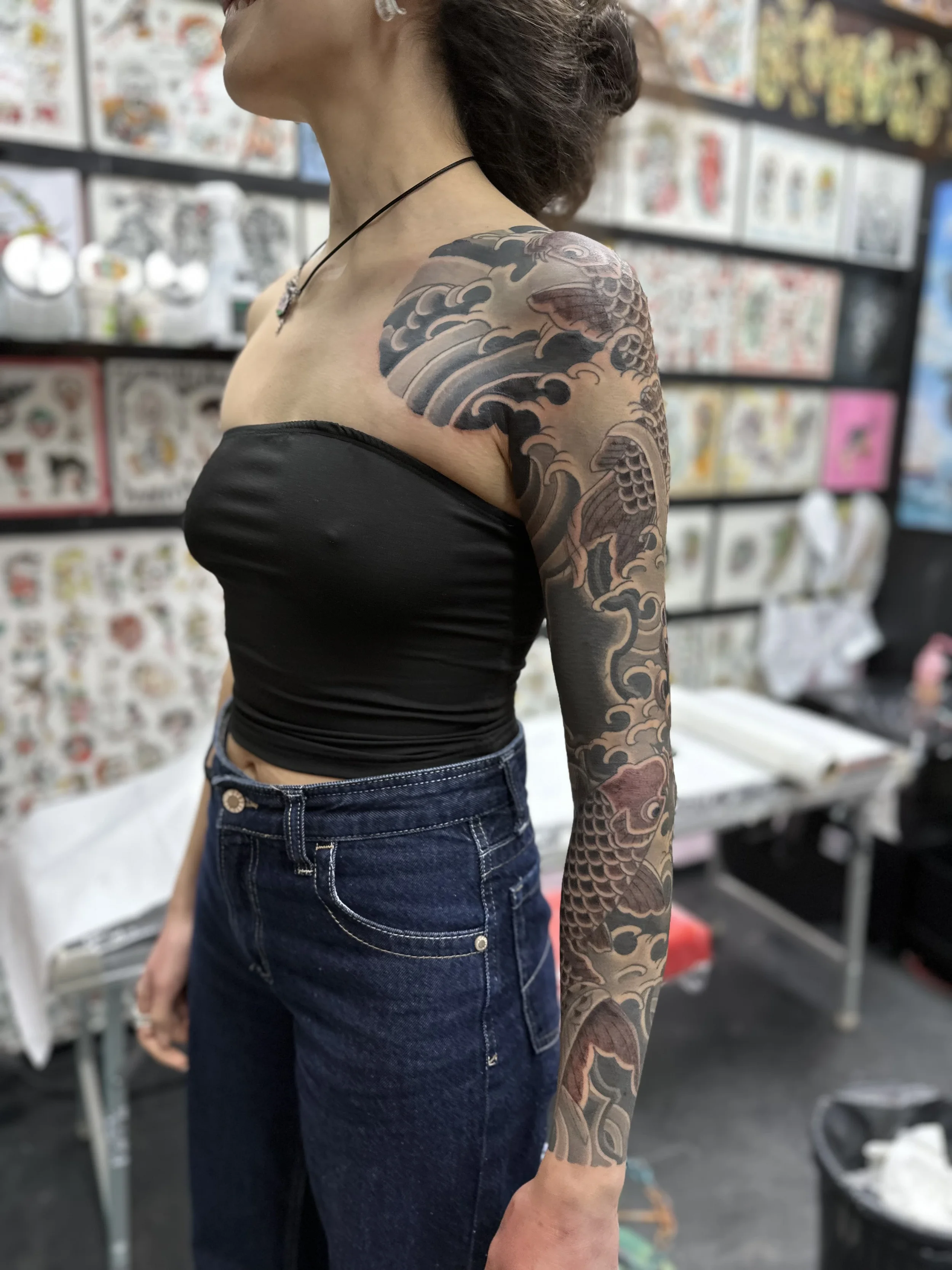 Tattoo japonés de manga completa con carpas Koi y olas en blanco y negro