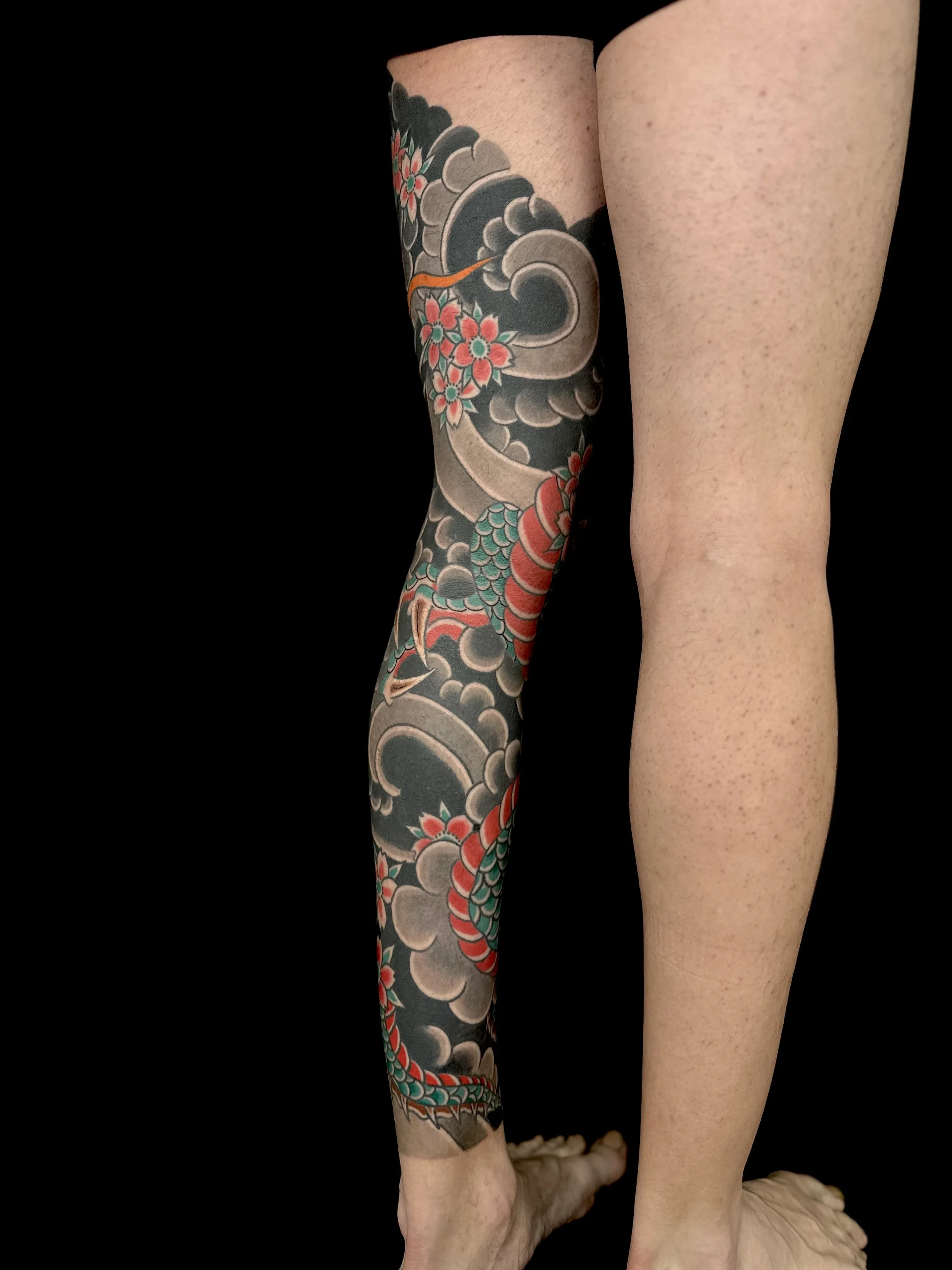 Tattoo japonés tradicional de pierna completa con dragón y sakura