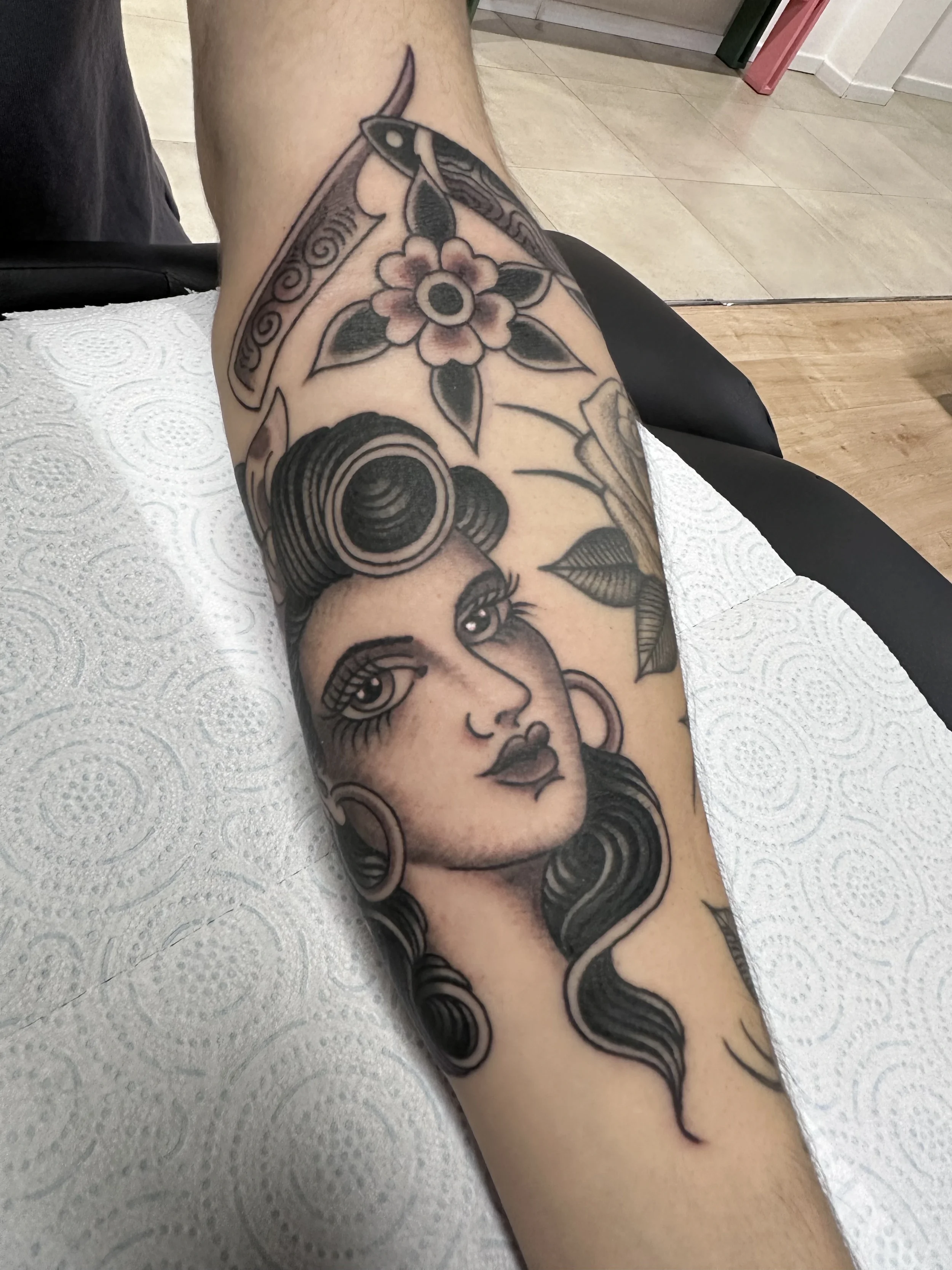 Tattoo tradicional con una cara de chica estilo chicana o chola con pañuelo en la cabeza en Castellón, Valencia y Madrid