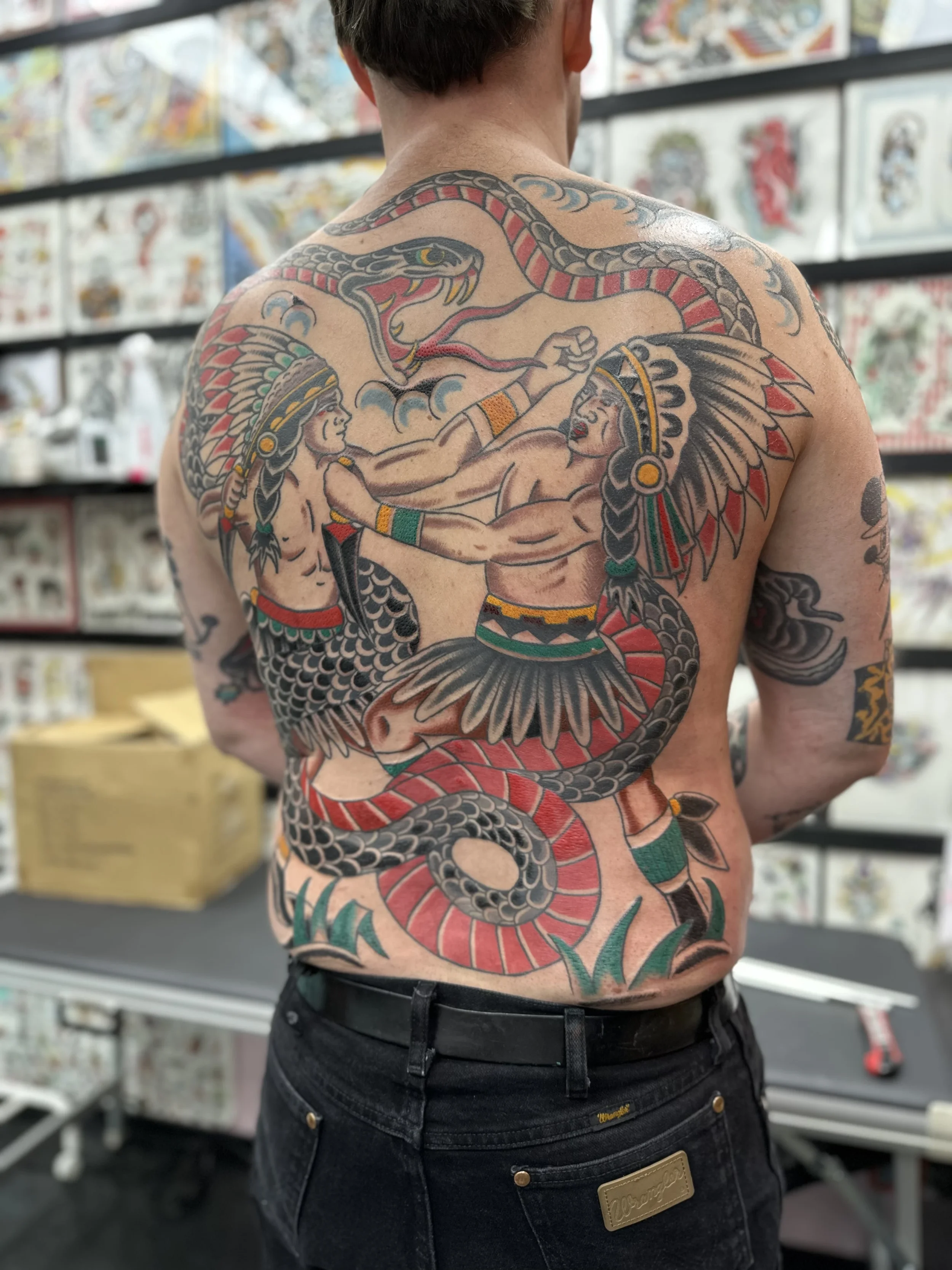 Espalda completa tradicional de indios lunchando con serpiente hecho en Castellón Valencia y Madrid
