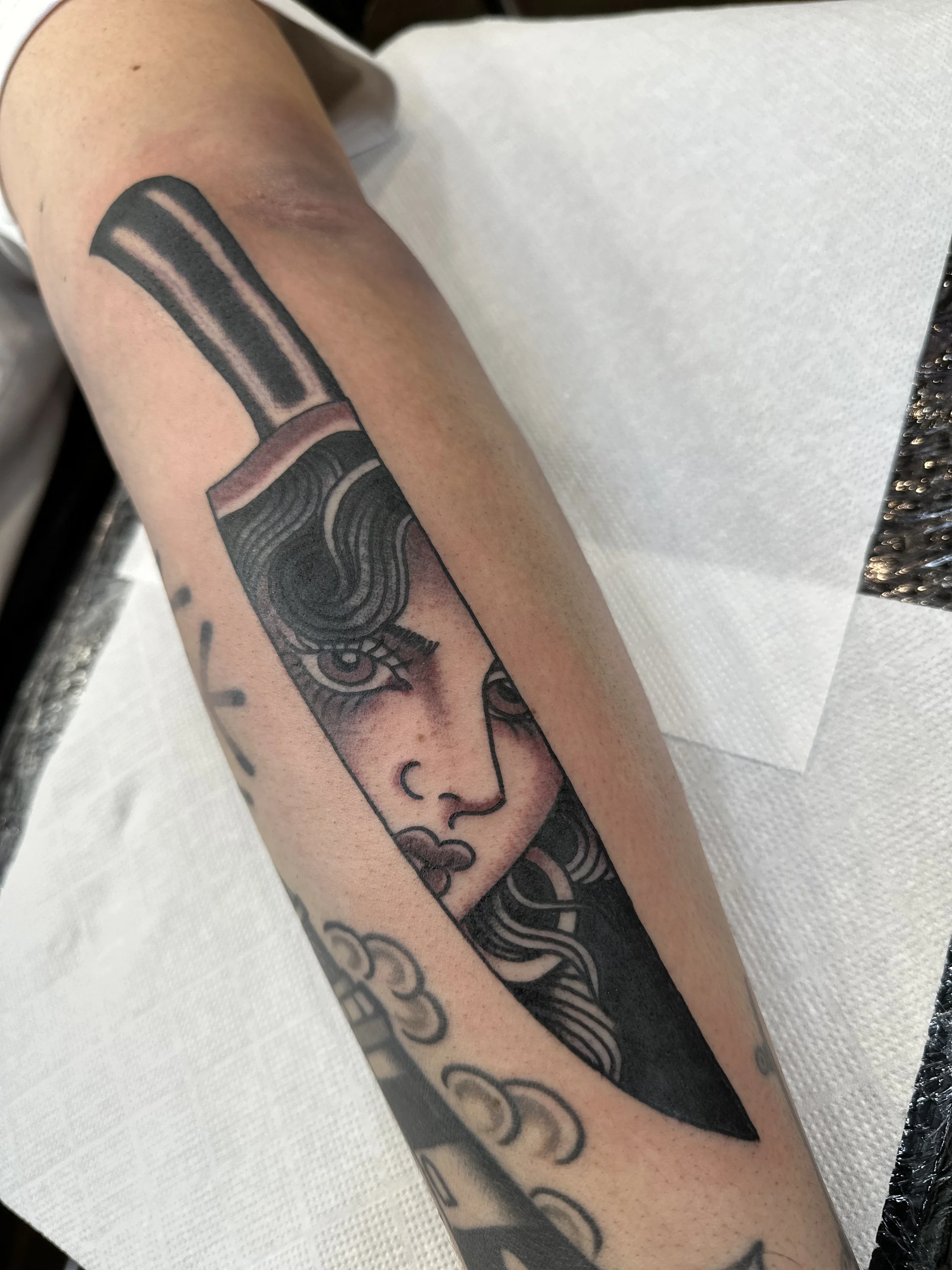 Tattoo tradicional black work de chica y cuchillo hecho en Castellón de la Plana Valencia y madrid