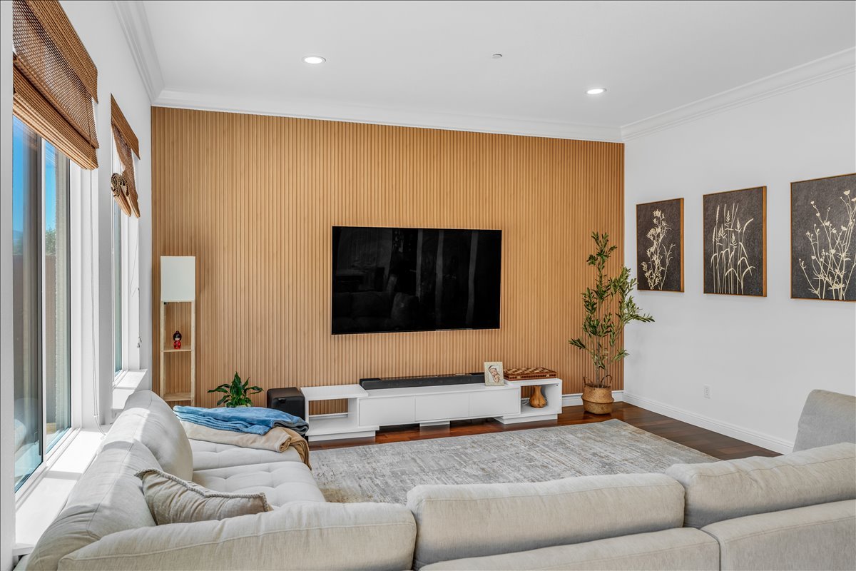 16-Living Room 2.jpg