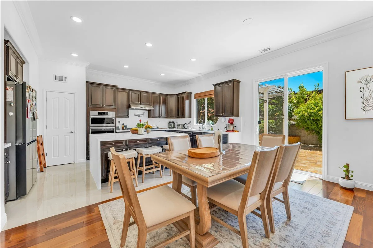 21-Dining to Kitchen.jpg
