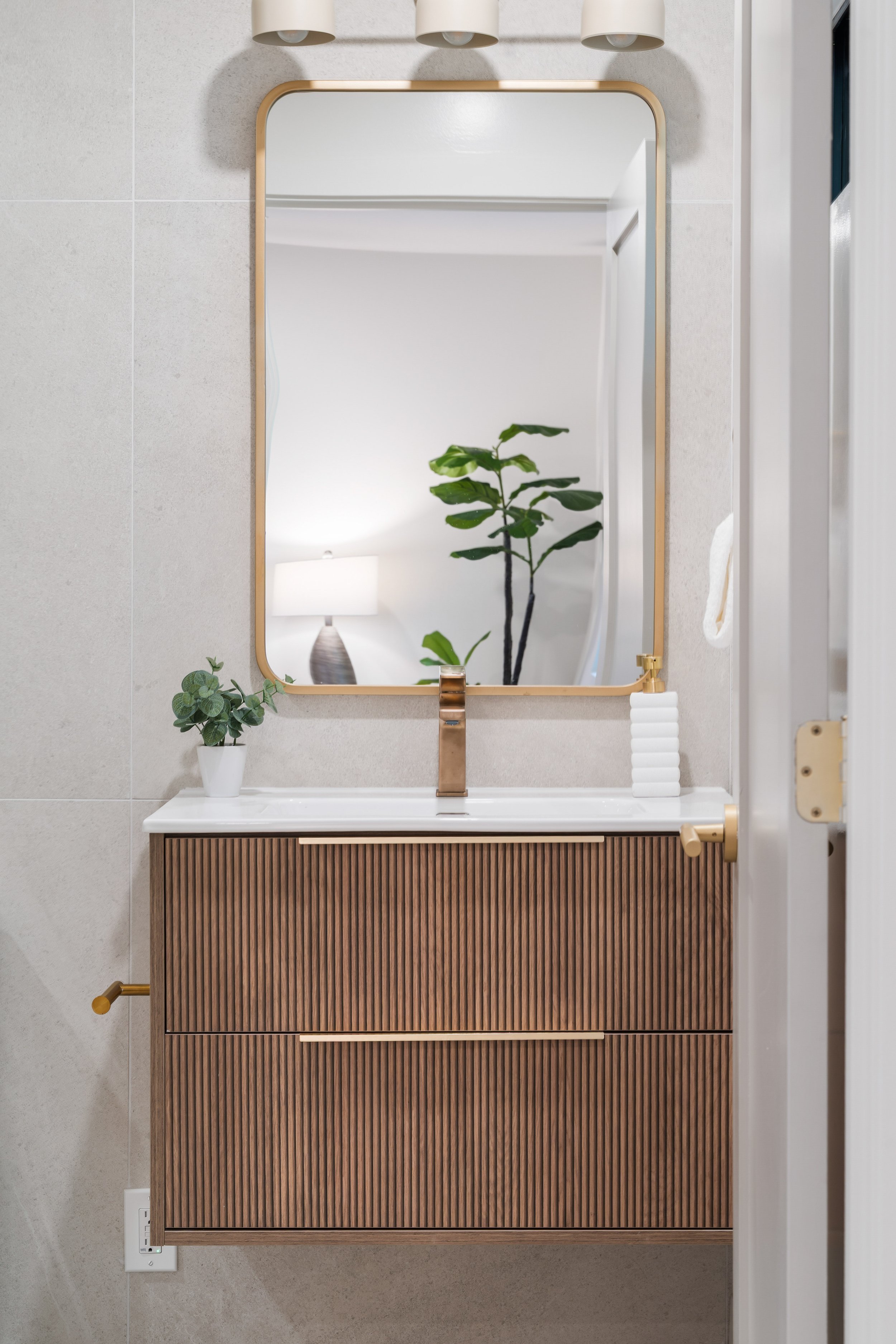 28-Bathroom.jpg