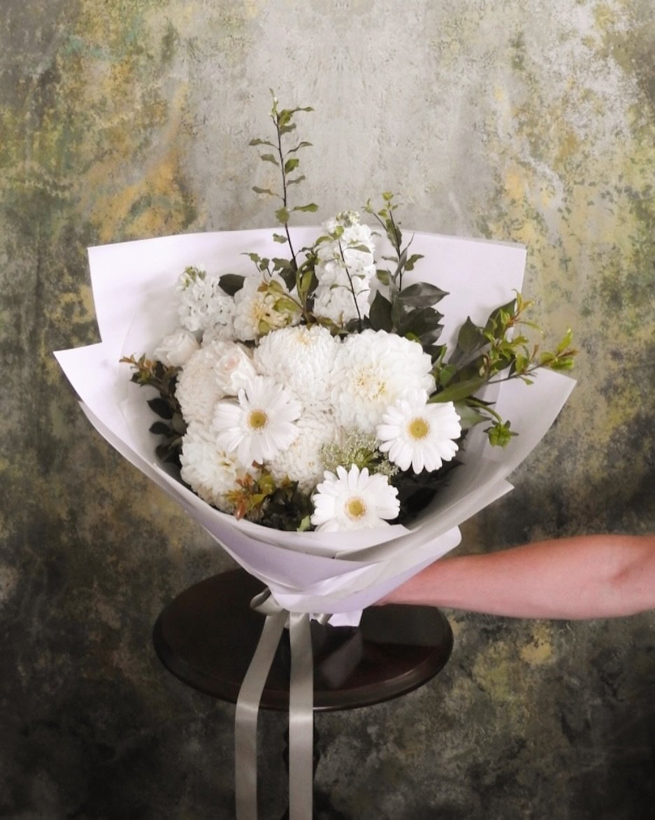 Nothing more classic than a one tone bouquet! 

#toowoombaflorist #highfieldsflorist #crowsnestflorist #meringandanflorist #highfields #toowoomba #meringandan #crowsnest #gowriejunction #kleinton #toowoombaflowers #highfieldsflowers #meringandanflowe