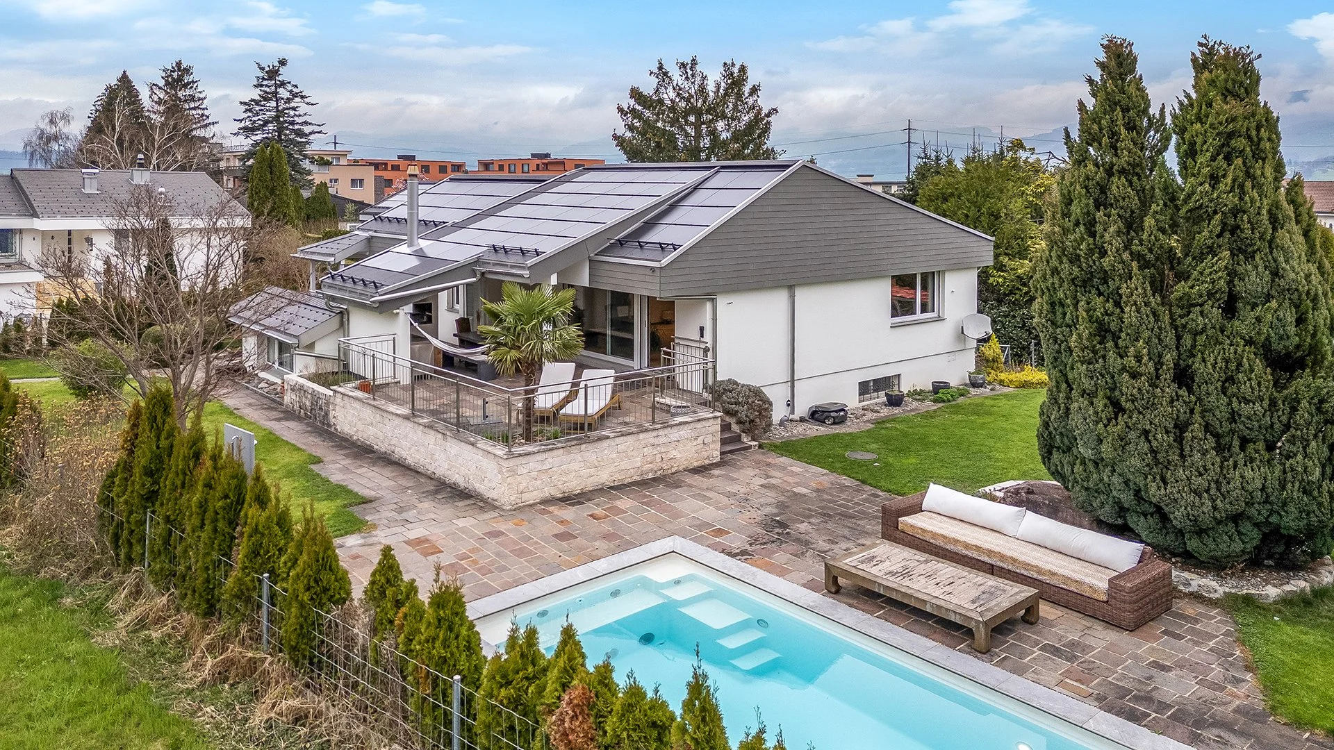 Modernes Einfamilienhaus mit großer Photovoltaikanlage, Terrasse, Garten und Swimmingpool
