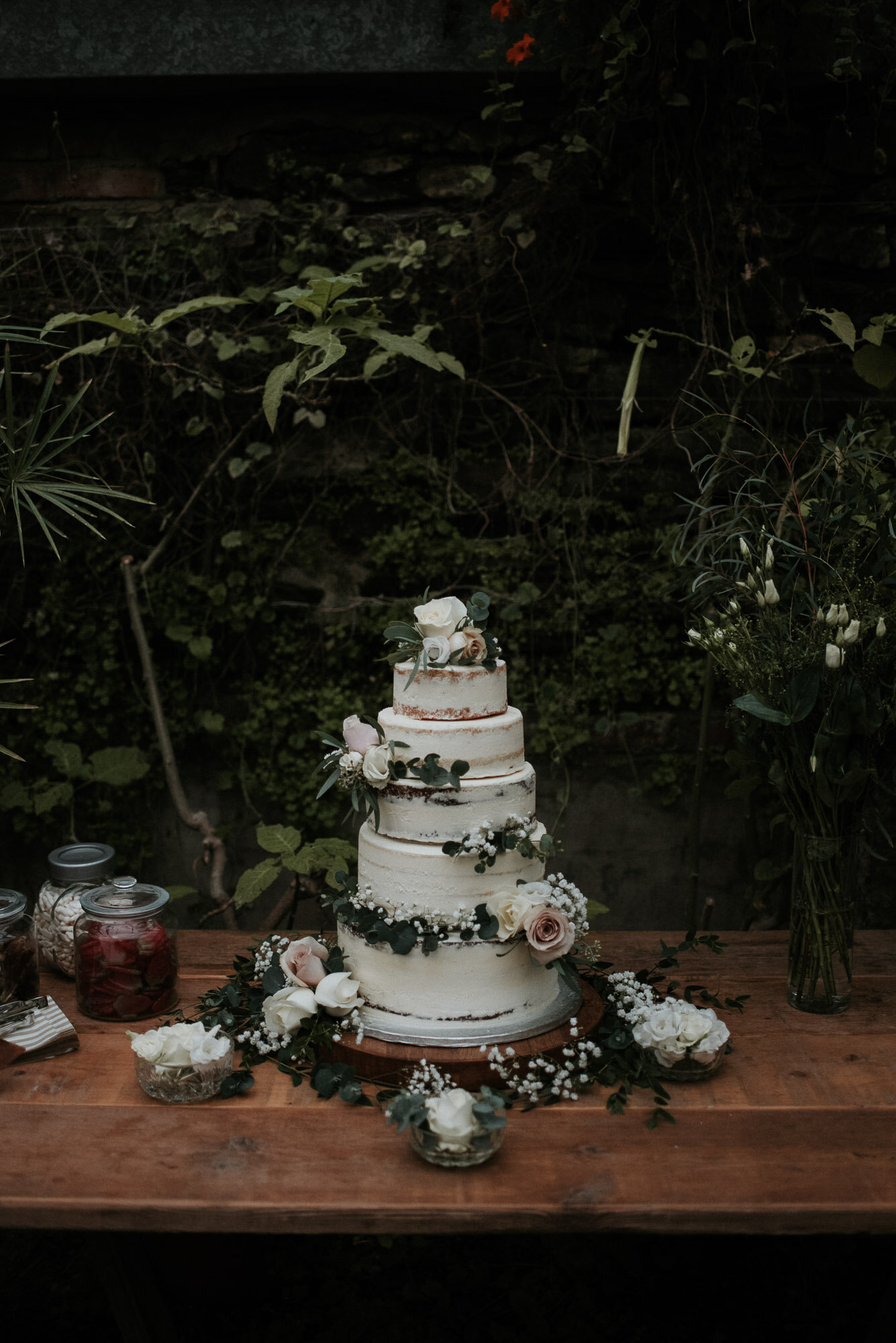 Anran Barn Wedding // Devon Wedding Photographer Katy Jones // Natural style wedding photography // Devon wedding cake