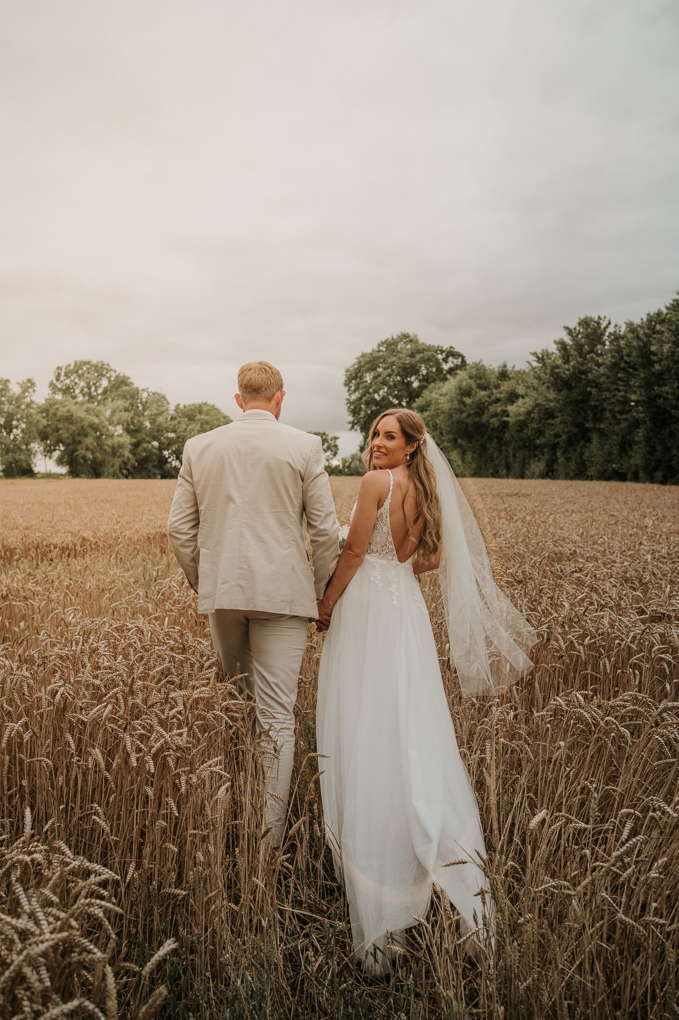 Upton Barn Devon wedding photographer // Exclusive use wedding venue // Devon wedding and elopement photographer 