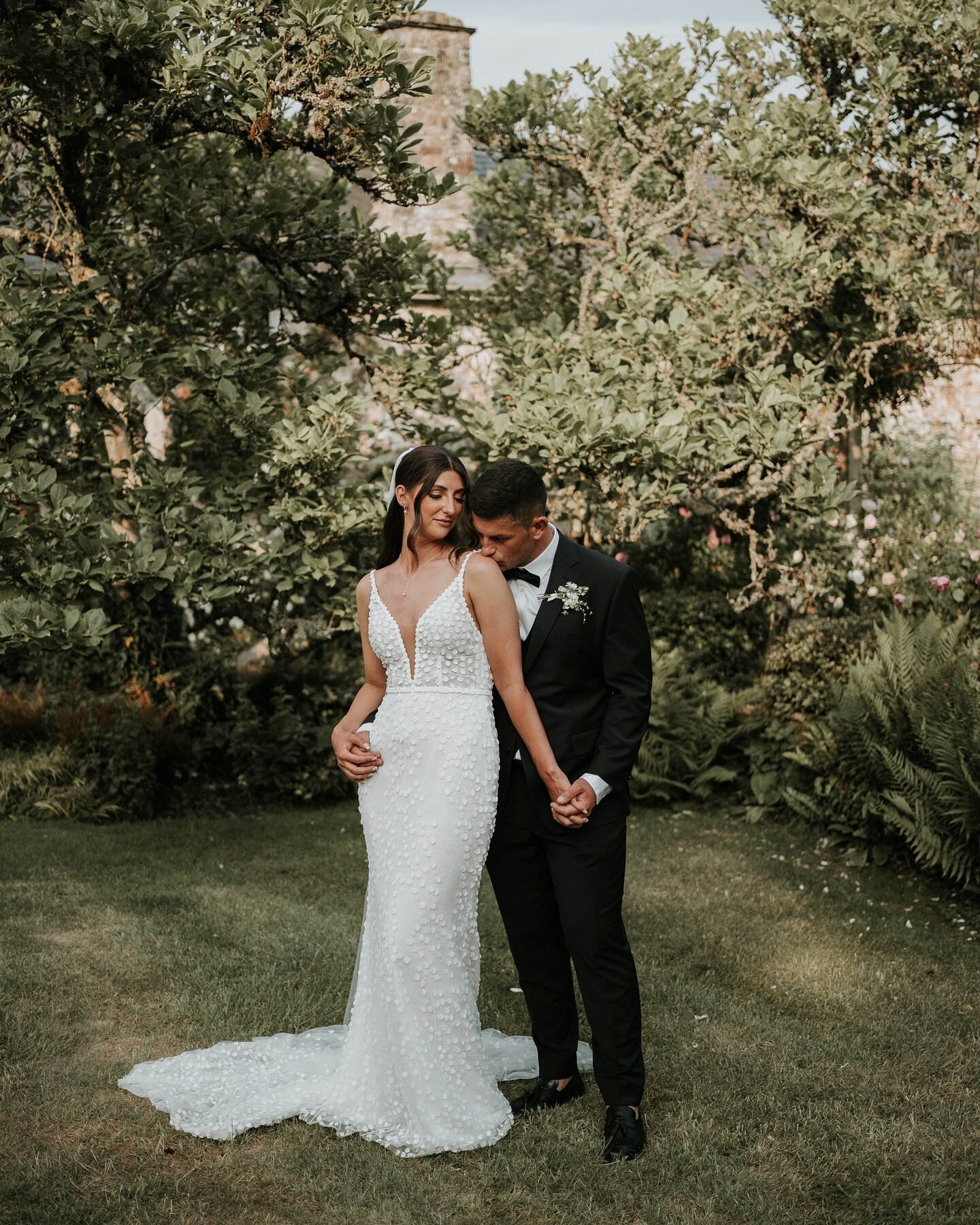 Black tie never goes out of fashion. &spades;️
.
J&amp;L in their golden hour at @thegreatbarndevon. The way the light hits the garden through the trees is just perfection. 
.
#thegreatbarndevon #greatbarn #greatbarndevon #greatbarnwedding #devonwedd