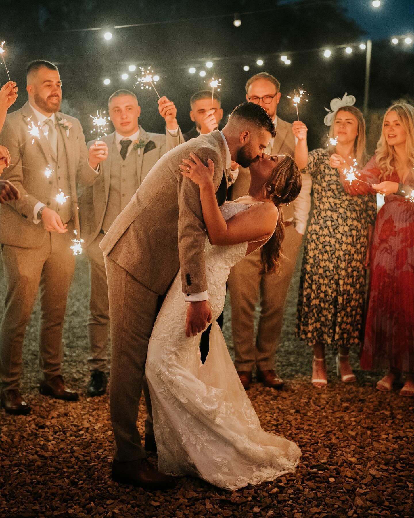 Read this if you&rsquo;re planning on having a sparkler moment at your wedding&hellip;
.
✨ Get the long burn variety. The short (cheap) ones you had as a kid on bonfire night are not going to cut it. 
.
✨ Get a whole bunch of wind proof lighters. Or 