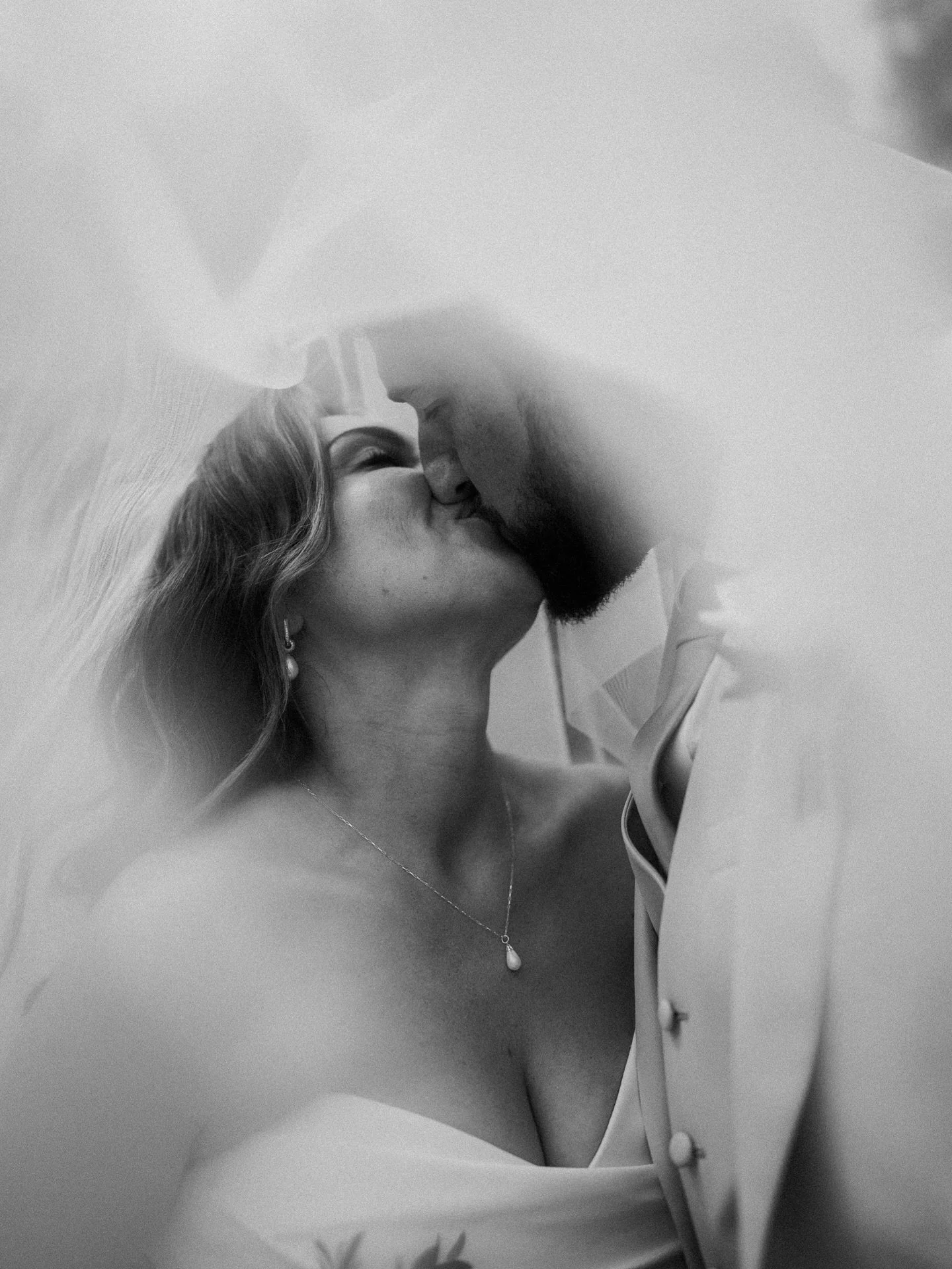 I saw in an online group recently that under veil shots are on their way out. Well NOT when they look like this. 
.
Trends come and go and tastes change and that&rsquo;s okay. That&rsquo;s the natural order. And what also matters is moving with the t