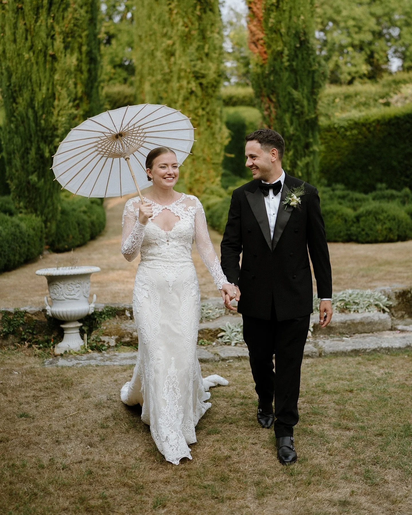 Yellow is the colour of the season and Hannah and Oli&rsquo;s day was on trend in the most elegant way. Super stylish and cleverly executed, they incorporated so many beautiful touches, nestled in and around The Great Barn in Devon. 
.
And a big cred