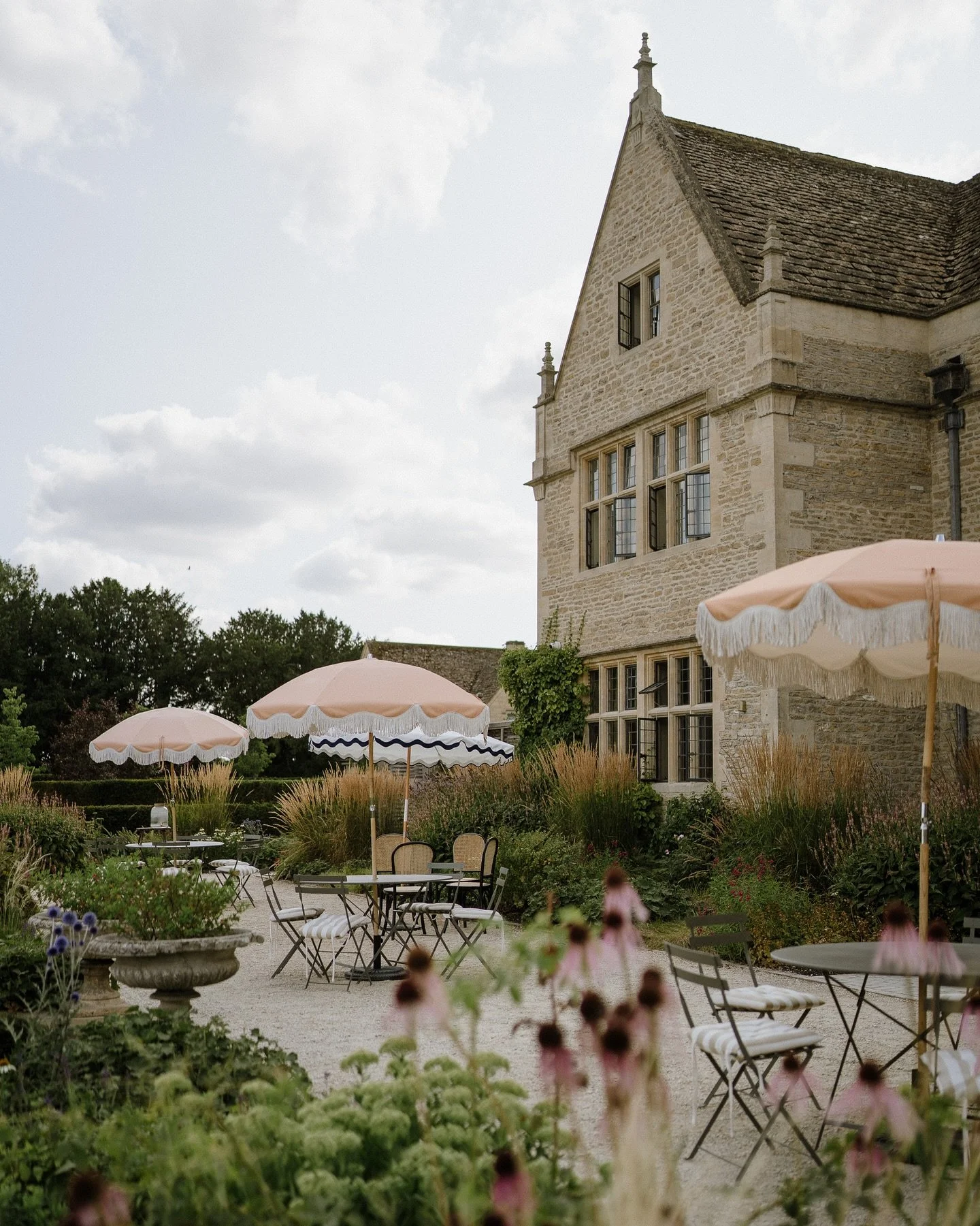I have so much gorgeousness to share from this summer of incredible wedding days. With every gallery I sit and edit, my heart just feels so full and being in that happy energy is truly infectious. 
.
I had the pleasure of shooting at Kin House in the