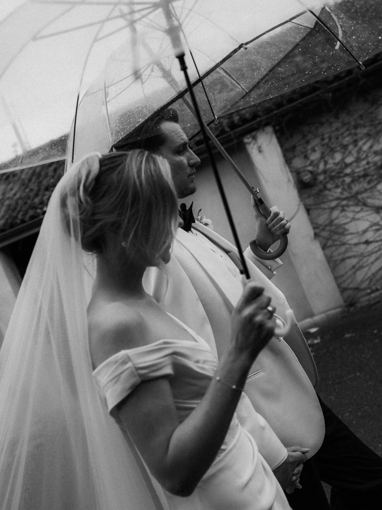 Rain and low light still means absolutely stunning portraits. Shots grabbed in the couple of seconds before I&amp;C entered their wedding breakfast. No long portrait session. No overthinking. 
.
Venue @anran_in_devon 
@isla.w.thomas 
@chrishenderson_