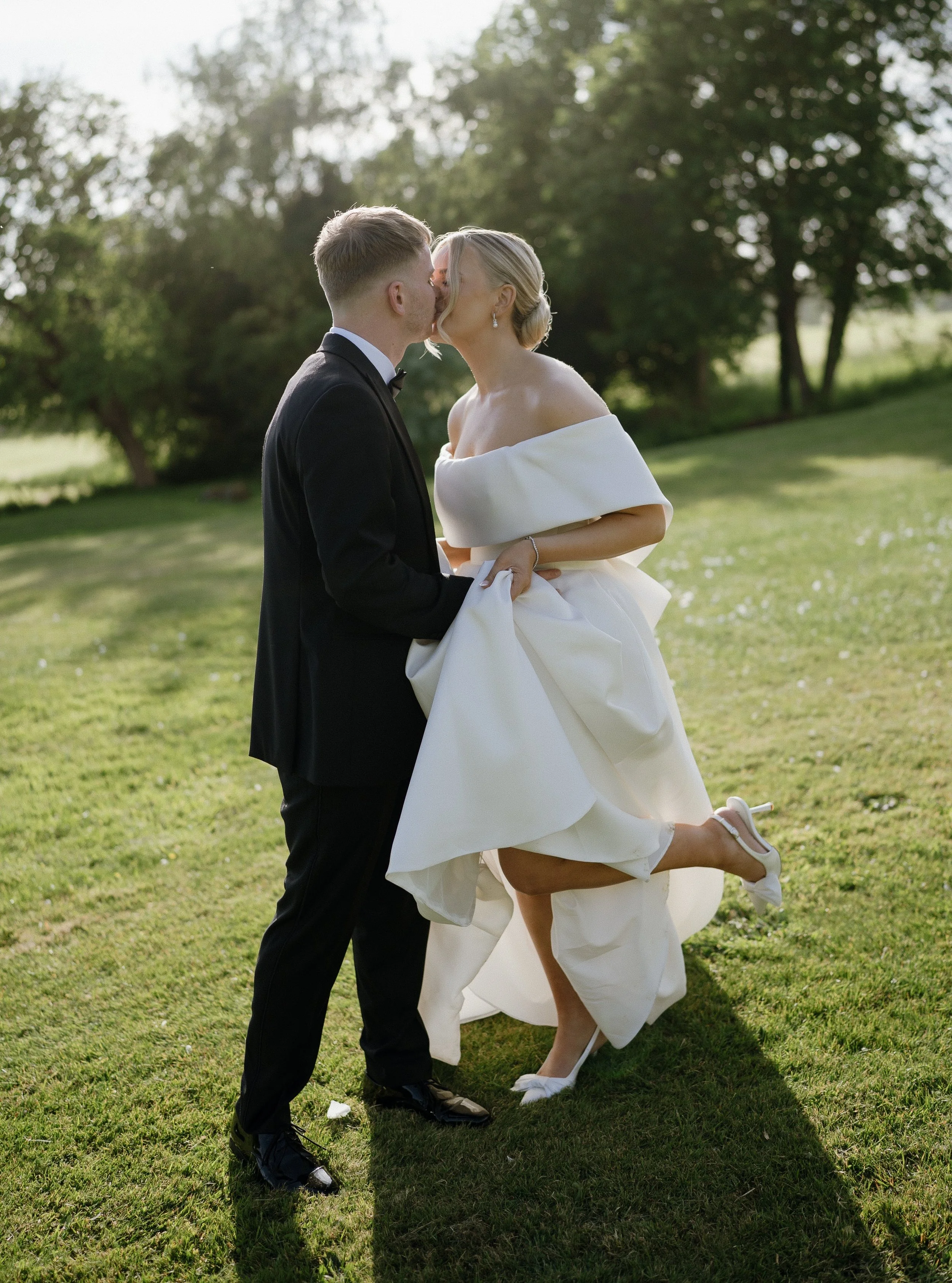 POV: your wedding day feels exactly like the photos you pinned for years ✨🤍
Golden hour kisses, a dress worth twirling in, and the dreamiest backdrop at Rockbeare Manor. Thank you for having me R&amp;O. #rockbearemanor #devonweddingphotographer #roc