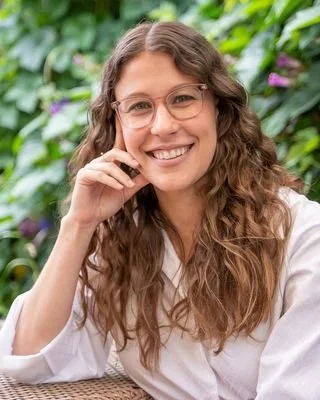 Endorsement from a fellow therapist highlighting Zoe Spears’ expertise in attachment based therapy and Internal Family Systems for couples and relationship issues.