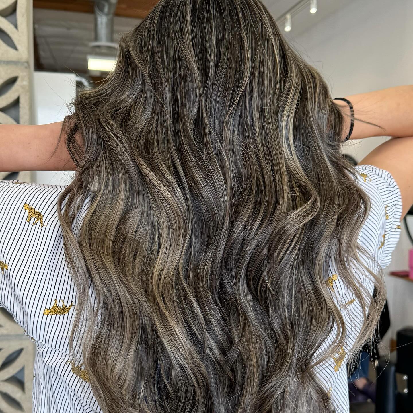 Obsessed 😍 
Lift: @schwarzkopfpro 
Tone: @matrix 
Protected: @brazilianbondbuilder @k18hair 
Style: @ergostylingtools @pallure @hottoolspro @oribe 

#modernsalon #btcpics #behindthechair #dougoconnell #americansalon #beauty #orangecounty #hairsalon 