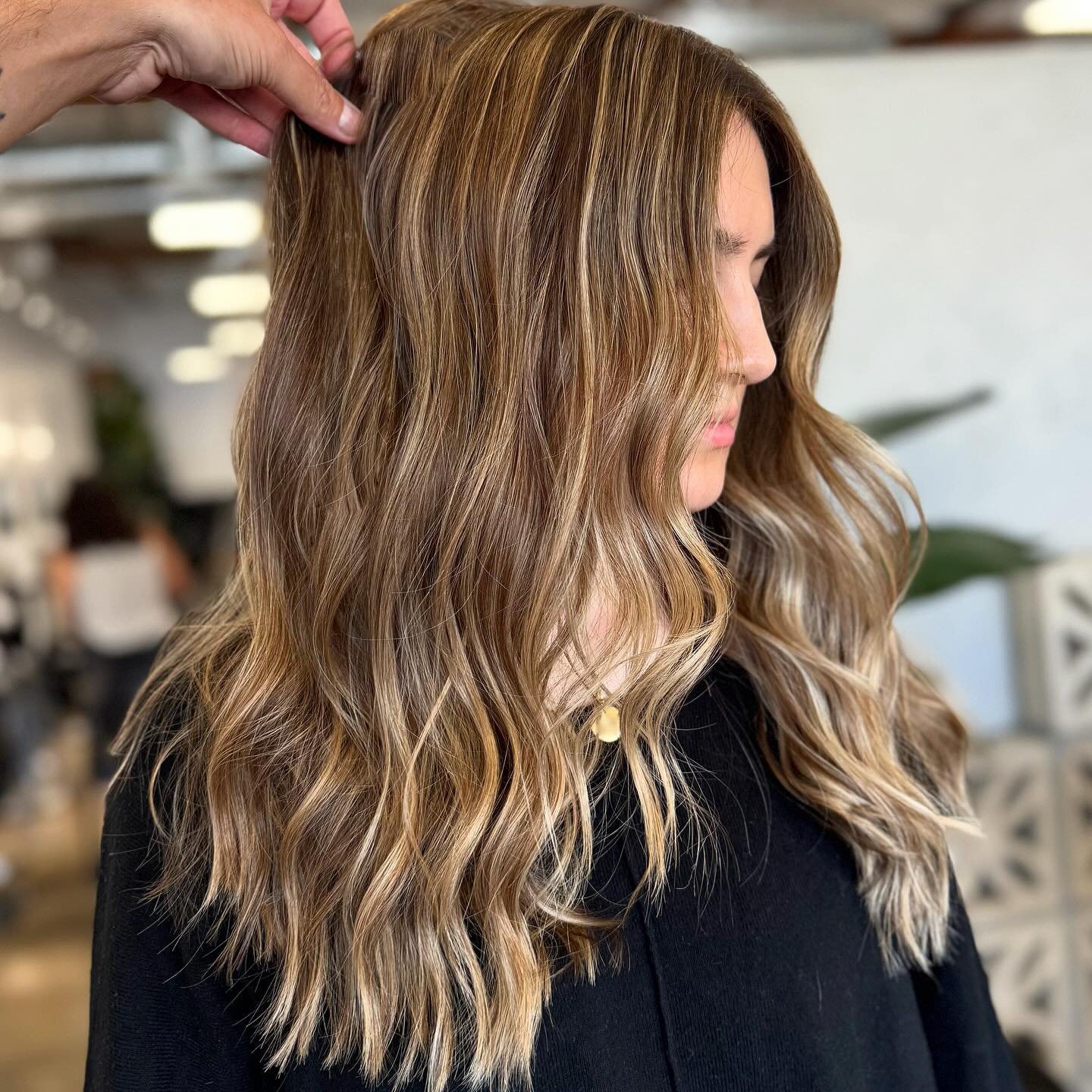 Bronzey vibes 🥥 
Lift: @schwarzkopfpro 
Tone: @matrix 
Protected: @brazilianbondbuilder @k18hair 
Style: @ergostylingtools @pallure @hottoolspro @oribe 

#modernsalon #btcpics #behindthechair #dougoconnell #americansalon #beauty #orangecounty #hairs