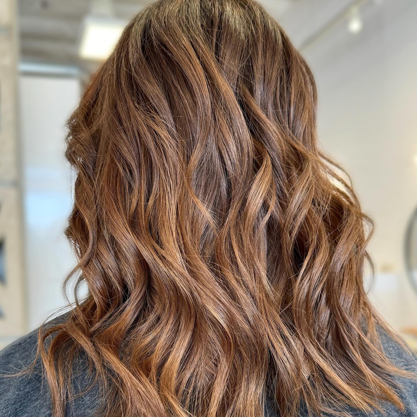 Warm vibes are in this summer ✨
Lift: @schwarzkopfpro 
Tone: @matrix 
Protected: @brazilianbondbuilder @k18hair 
Style: @ergostylingtools @pallure @hottoolspro @oribe 

#modernsalon #btcpics #behindthechair #dougoconnell #americansalon #beauty #orang