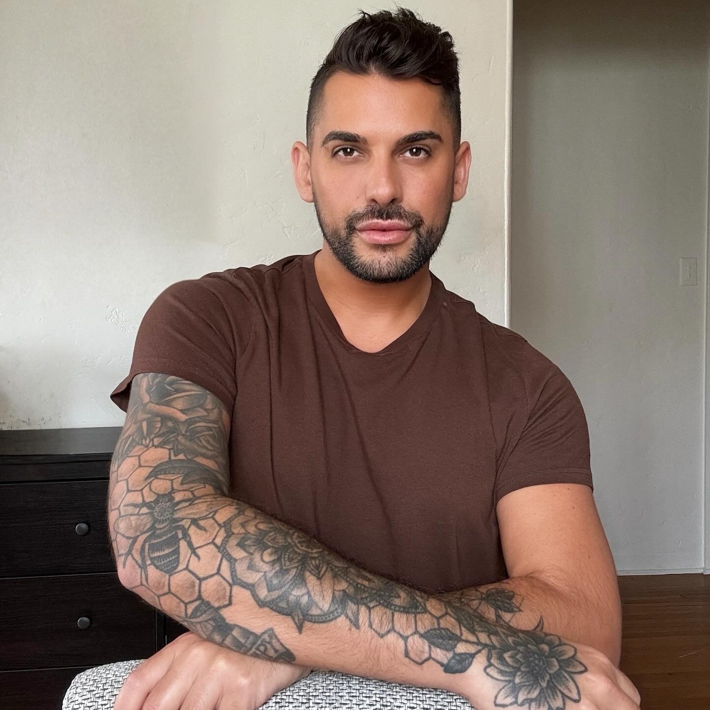Just out here minding my business and matching the vibe 🤎 #hairstylist #dougoconnell #california #gay #guyswithink #tattoo #happiness #guyswithtattoos #fyp