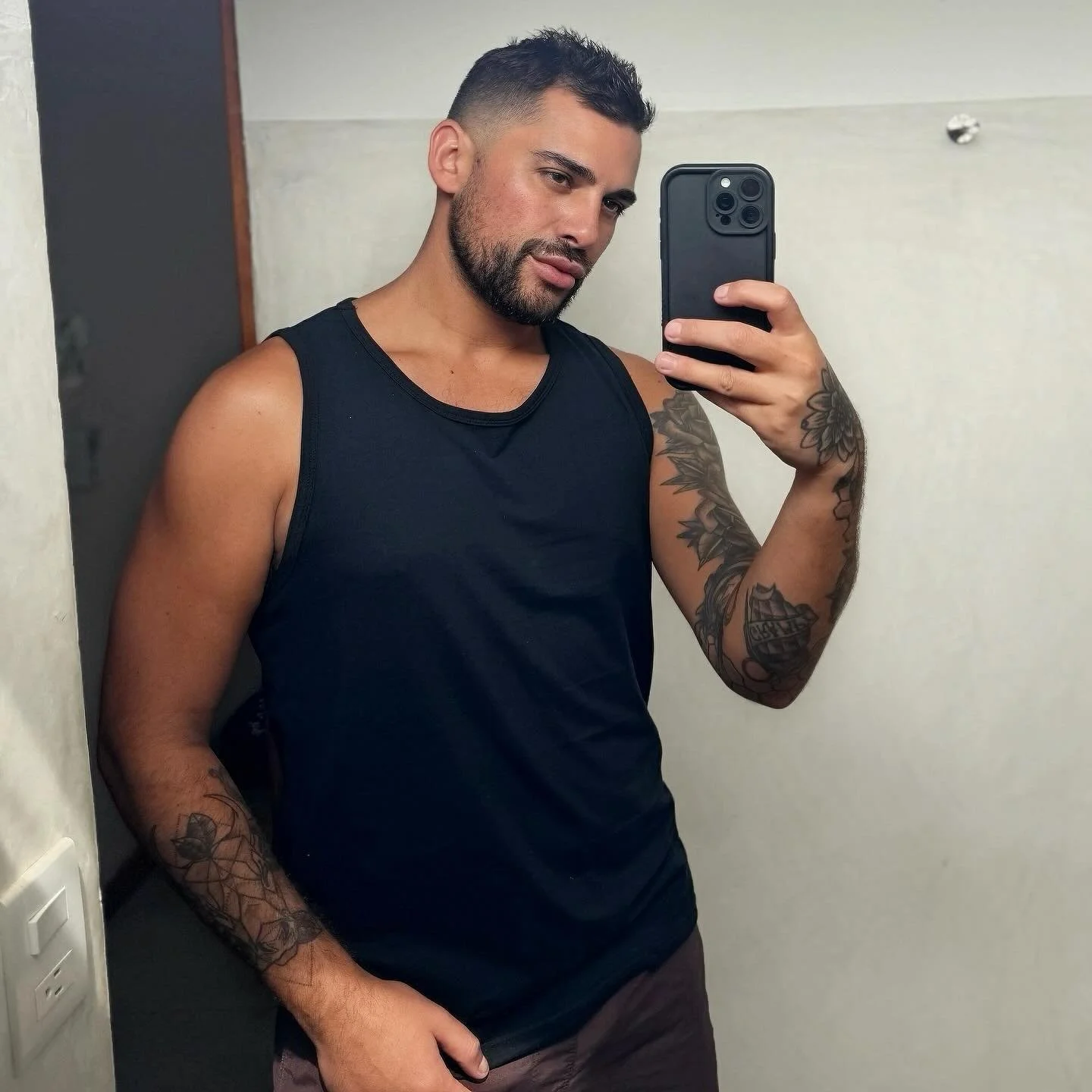 Confidence is key 🫶🏼 #mensfashion #fashion #night #vibe #happiness #puertoescondidooaxaca #oaxaca #travel #drinks #dougoconnell #vacation #beach #puntavida #puntazicatela #zicatela #m&eacute;xico #mexico #traveler #travelgram #spanish #playa #ocean