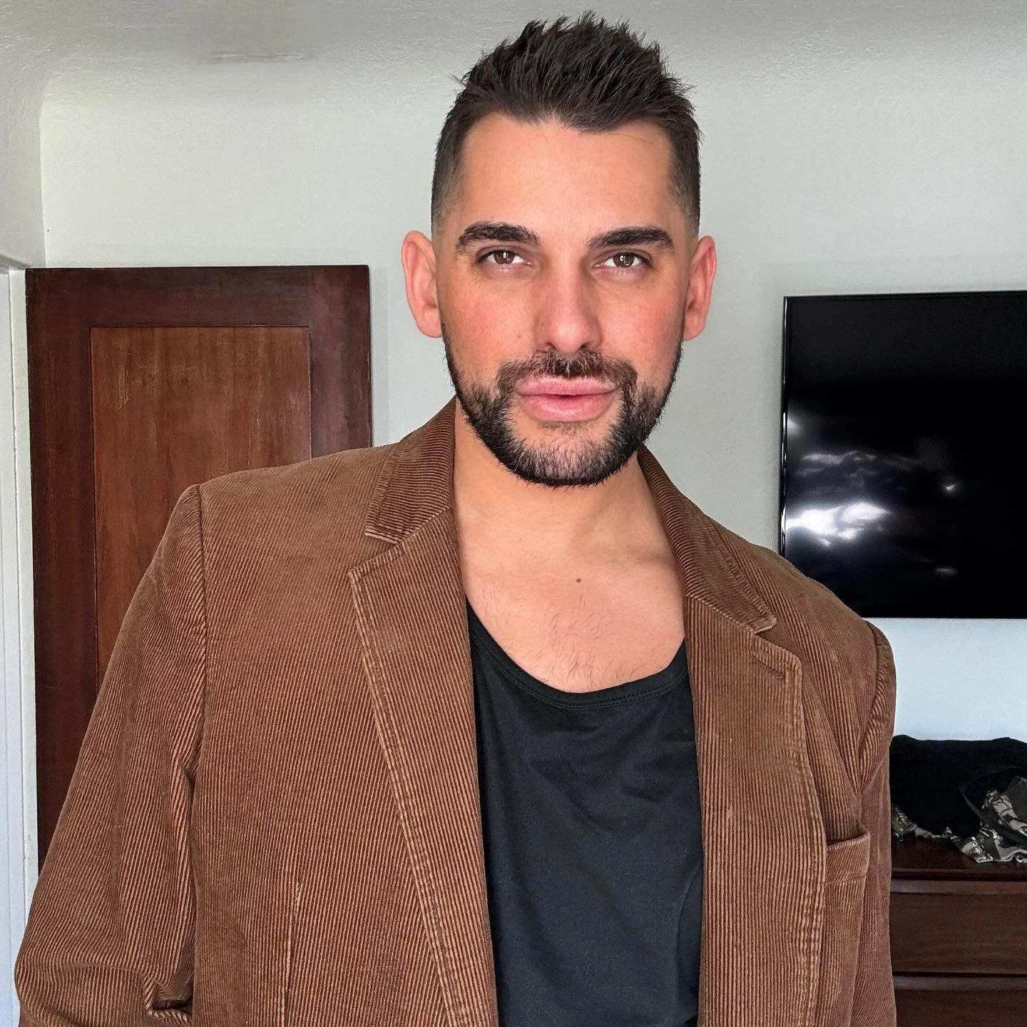 Fall vibes 🖤🍂
#dougoconnell #hairstylist
#ochairstylist #artist #aboutme #hair #hairextensionspecialist #gay #hairextension #haircolor #balayage #blonde #brea #california #fyp #influencer #fall #mensfashion