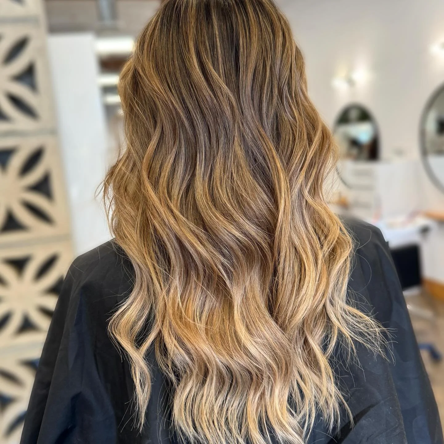 Golden blonde 🤍🌞 Lift: @schwarzkopfpro 
Tone: @paulmitchellpro 
Protected: @brazilianbondbuilder @k18hair 
Style: @ergostylingtools @pallure @hottoolspro @oribe 

#modernsalon #btcpics #behindthechair #dougoconnell #americansalon #beauty #orangecou