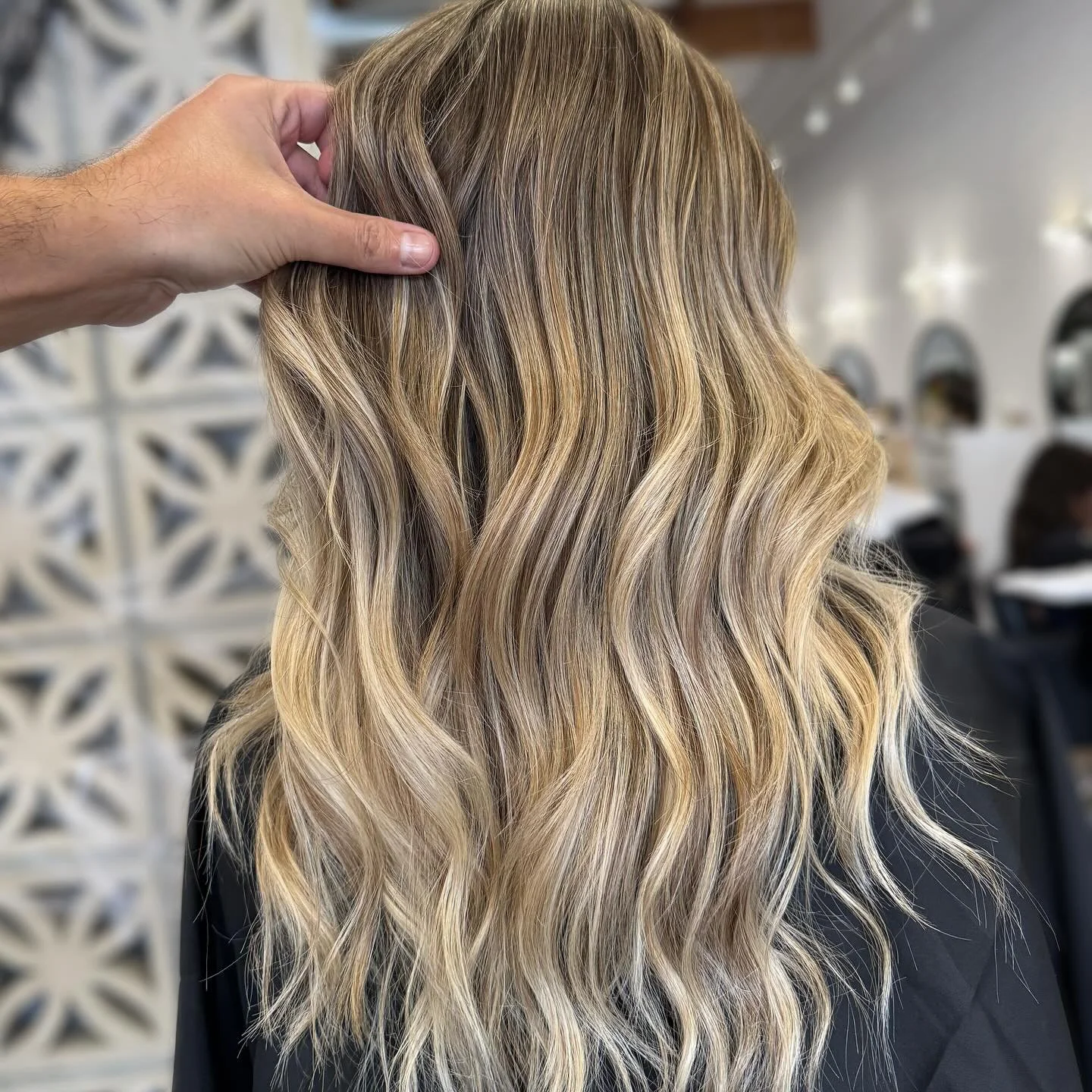 That perfect lived-in blonde moment. 🤍🌞 Lift: @schwarzkopfpro 
Tone: @redkenpro 
Protected: @brazilianbondbuilder @k18hair 
Style: @ergostylingtools @pallure @hottoolspro @oribe 

#modernsalon #btcpics #behindthechair #dougoconnell #americansalon #