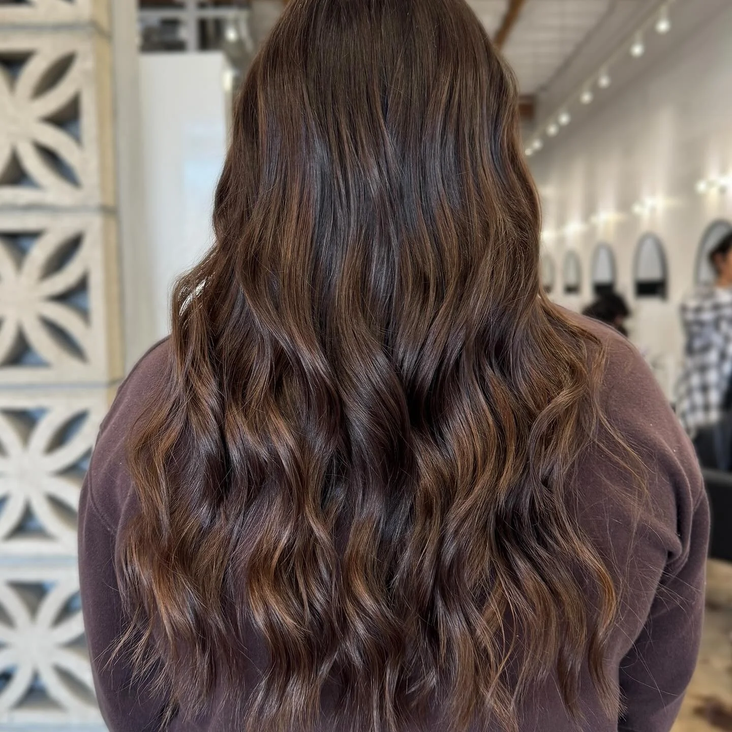 Soft brunette waves are having a moment 🤎✨
This color said cozy, shiny, and just the right amount of &ldquo;who is she?&rdquo; energy.
Simple, pretty, effortless&hellip; and honestly I&rsquo;m obsessed. #modernsalon #btcpics #behindthechair #dougoco