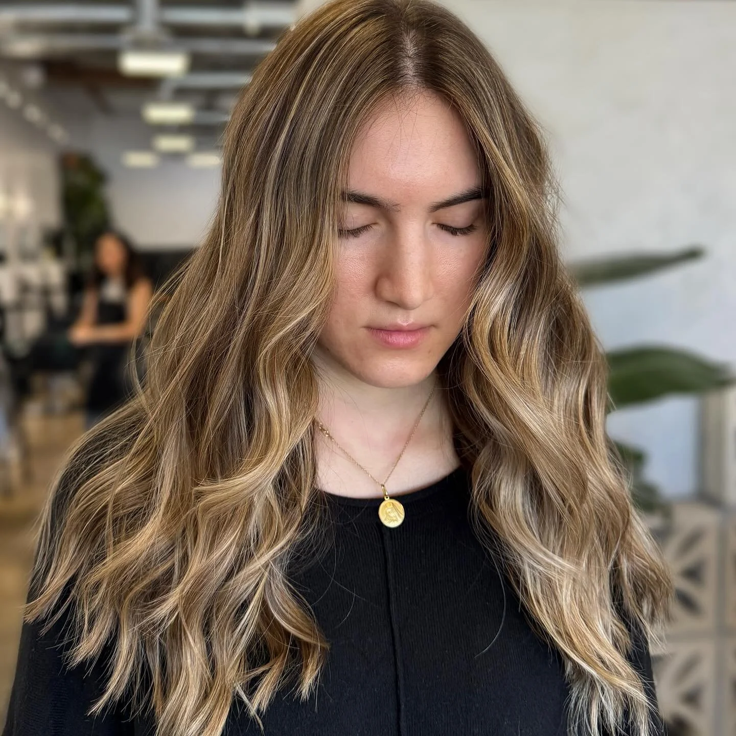 Cooler weather + softer sunlight means your summer blonde can start to look washed out.
By adding warmth and dimension back in, you get:
&bull; More shine ✨
&bull; A softer grow-out
&bull; Deeper, richer contrast
&bull; Color that photographs beautif