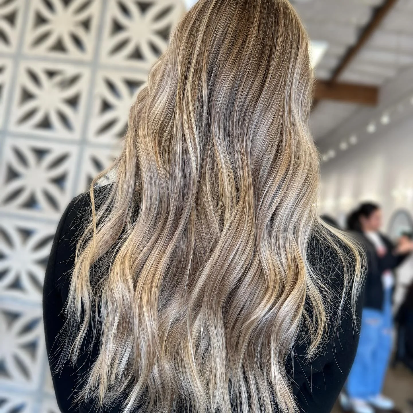 That perfect lived-in blonde moment. 🤍🌞 Lift: @schwarzkopfpro 
Tone: @paulmitchellpro 
Protected: @brazilianbondbuilder @k18hair 
Style: @ergostylingtools @pallure @hottoolspro @oribe 

#modernsalon #btcpics #behindthechair #dougoconnell #americans