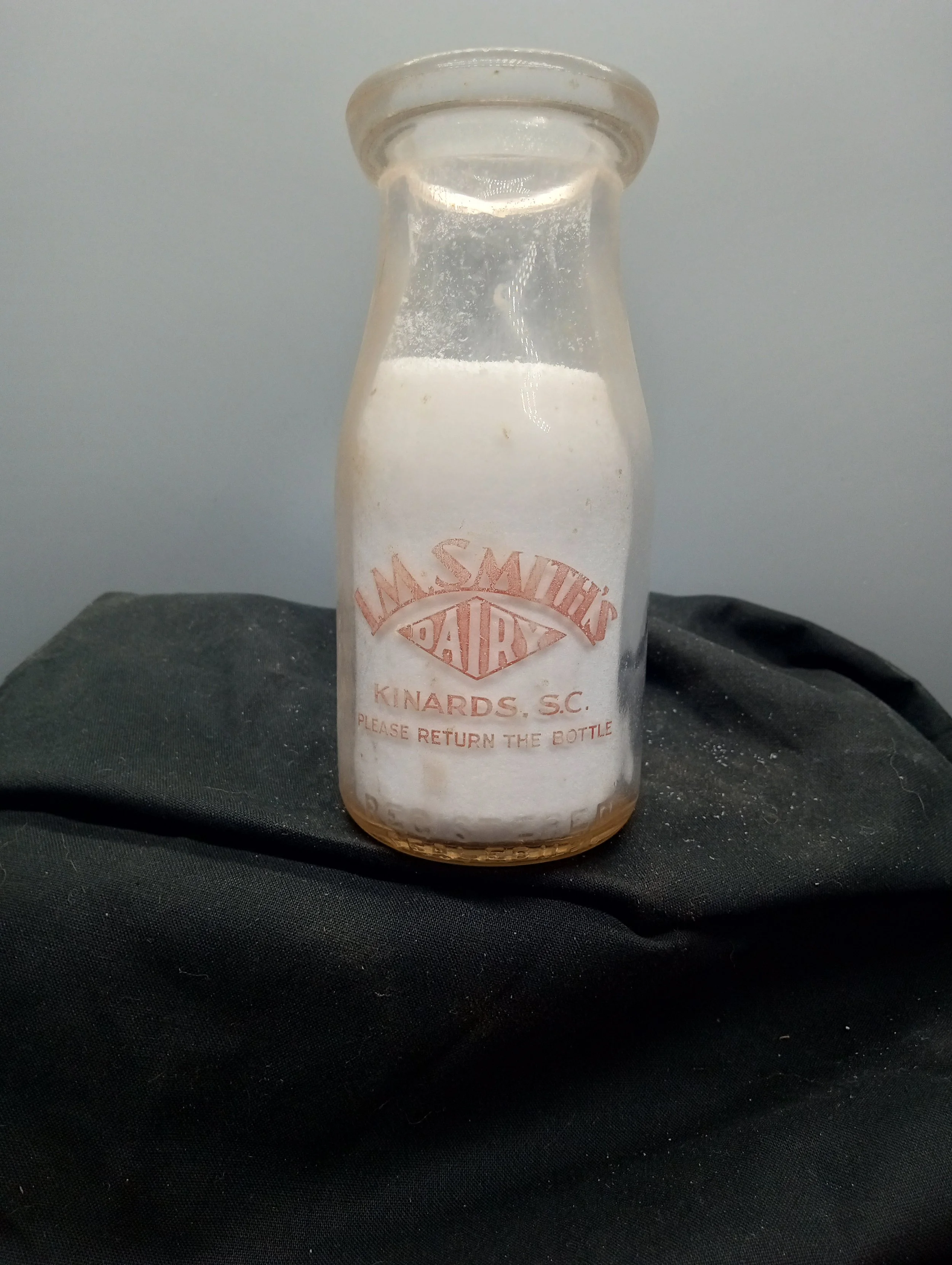 AGE - 1941 - FRONT - L.M. SMITH'S / DAIRY / KINARDS, S.C. / PLEASE RETURN THE BOTTLE (embossed at base) HALF PINT LIQUID - BACK - L.M. SMITH'S / DAIRY / KINARDS, S.C. / PLEASE RETURN THE BOTTLE (embossed at base) REGISTERED / SEALED IIPA 41