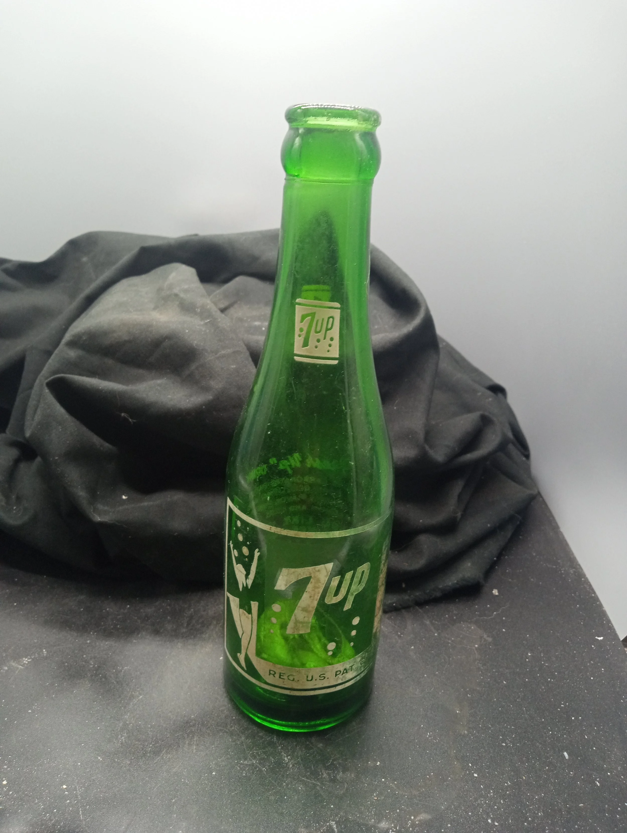 AGE - 1940'S - TYPE  - 8 BUBBLES - FRONT - (shoulder) 7up (body) 7up / REG. U.S. PAT. OFF. - BACK - CONTENTS 7 FL. OZS. / CARROLL BEVERAGE CO. / ROCK HILL, S.C. -  COLOR - GREEN \ RARITY - RARE