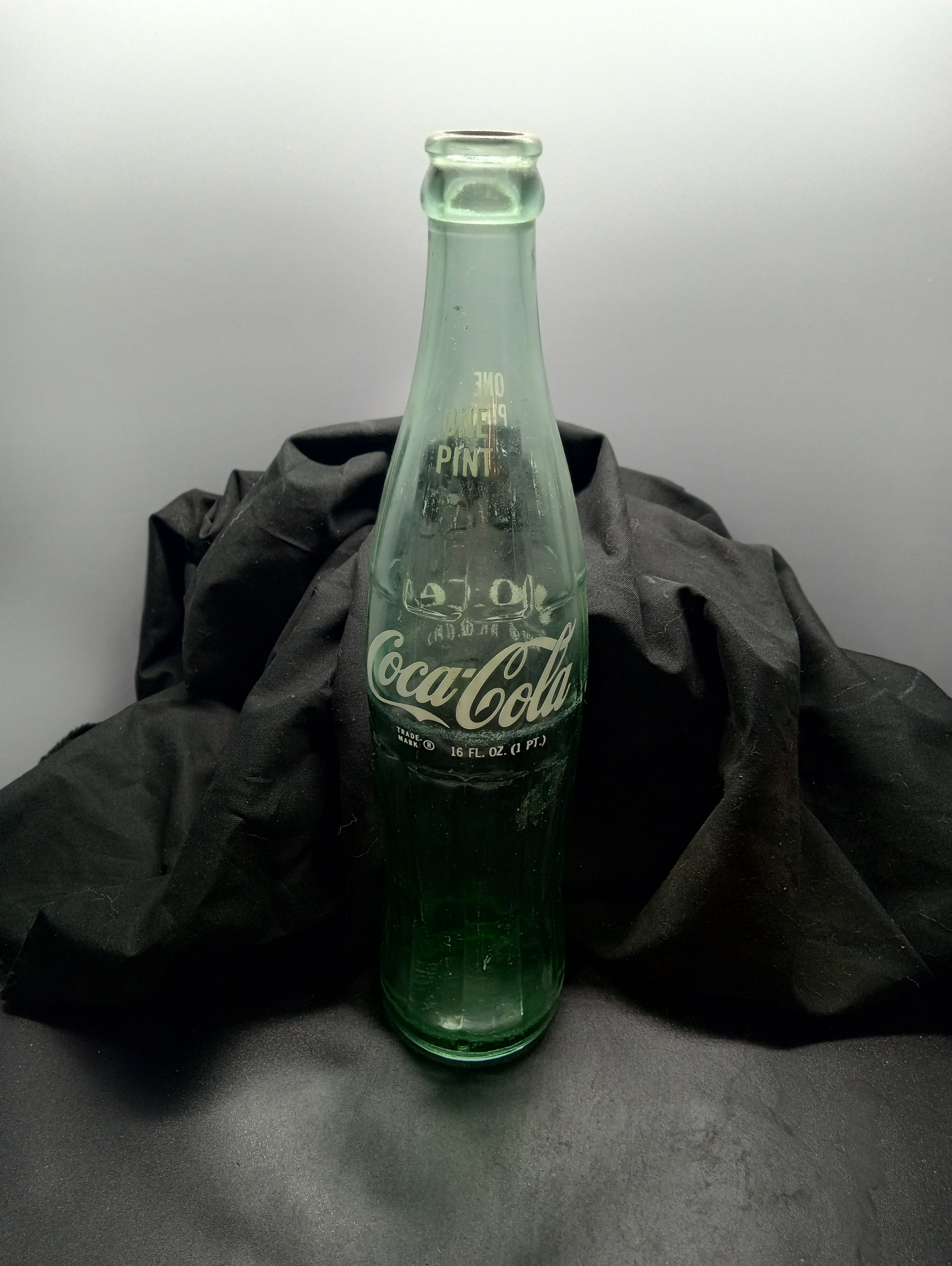 AGE - 1972 - TYPE - MACHINE - FRONT - (neck) 1 / PINT (shoulder) COCA-COLA / TRADE-MARK(R) / 16 FL. OZ. (1 PT.) - BOTTOM - DILLON S C / TRADE MARK BOTTLE (I) / F - COLOR - GREEN \ RARITY - COMMON