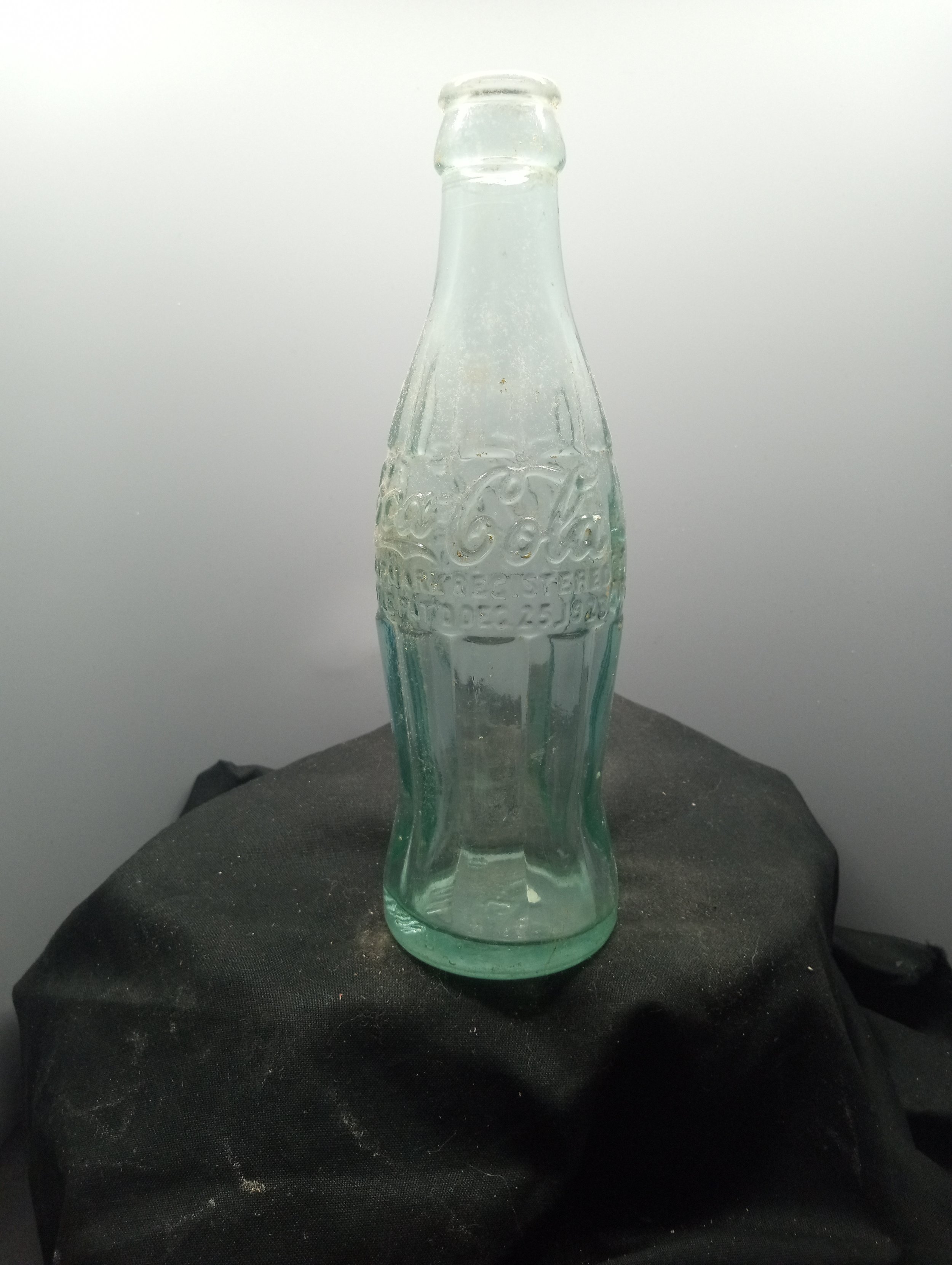 AGE - 1928-1938 - TYPE - MACHINE - FRONT - COCA-COLA / TRADE MARK REGISTERED / BOTTLE PAT'D. DEC. 25, 1915 (base) B1 - BACK - COCA-COLA / TRADE MARK REGISTERED / MIN. CONTENTS 6 - FL. OZS. (base) LGW 29 - BOTTOM - UNION / S.C. - COLOR - ICE BLUE \ RA
