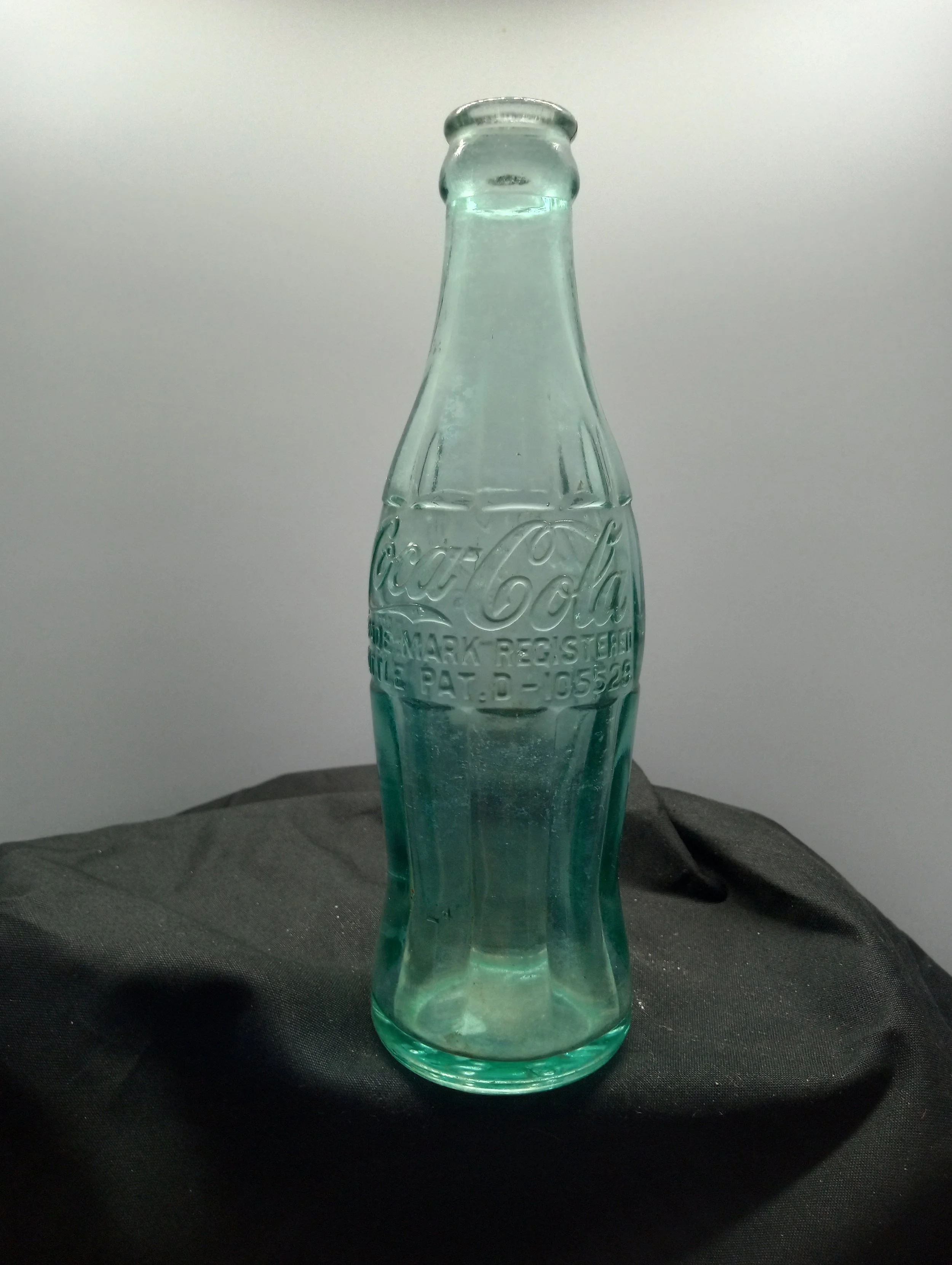 AGE - 1938-1951 - TYPE - MACHINE - FRONT - COCA-COLA / TRADE MARK REGISTERED / BOTTLE PAT. D-105529 (near base) 41L42 - BACK - COCA-COLA / TRADE MARK REGISTERED / MIN. CONTENTS 6-FL. OZS.- BOTTOM - COLUMBIA / S.C. - COLOR - BLUE \RARITY - COMMON